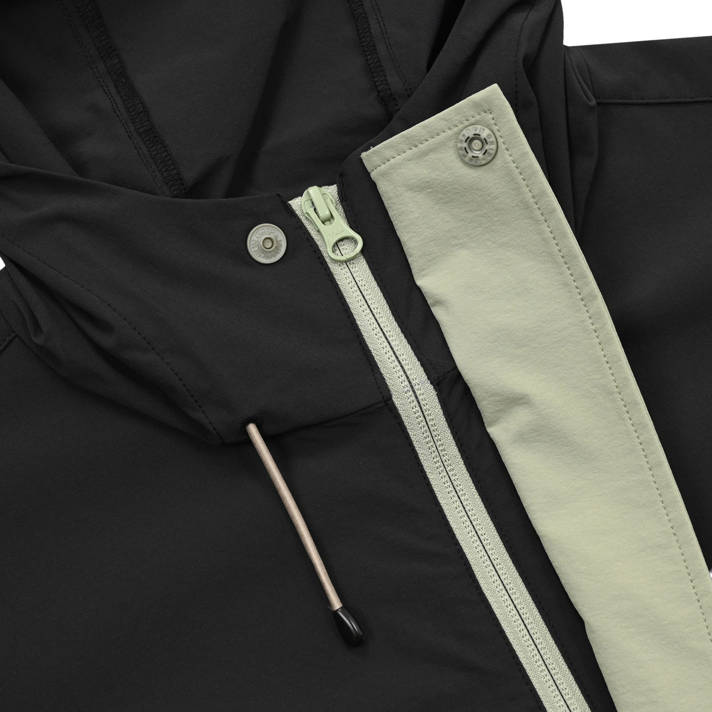 ストレッチナイロンマウンテンパーカー