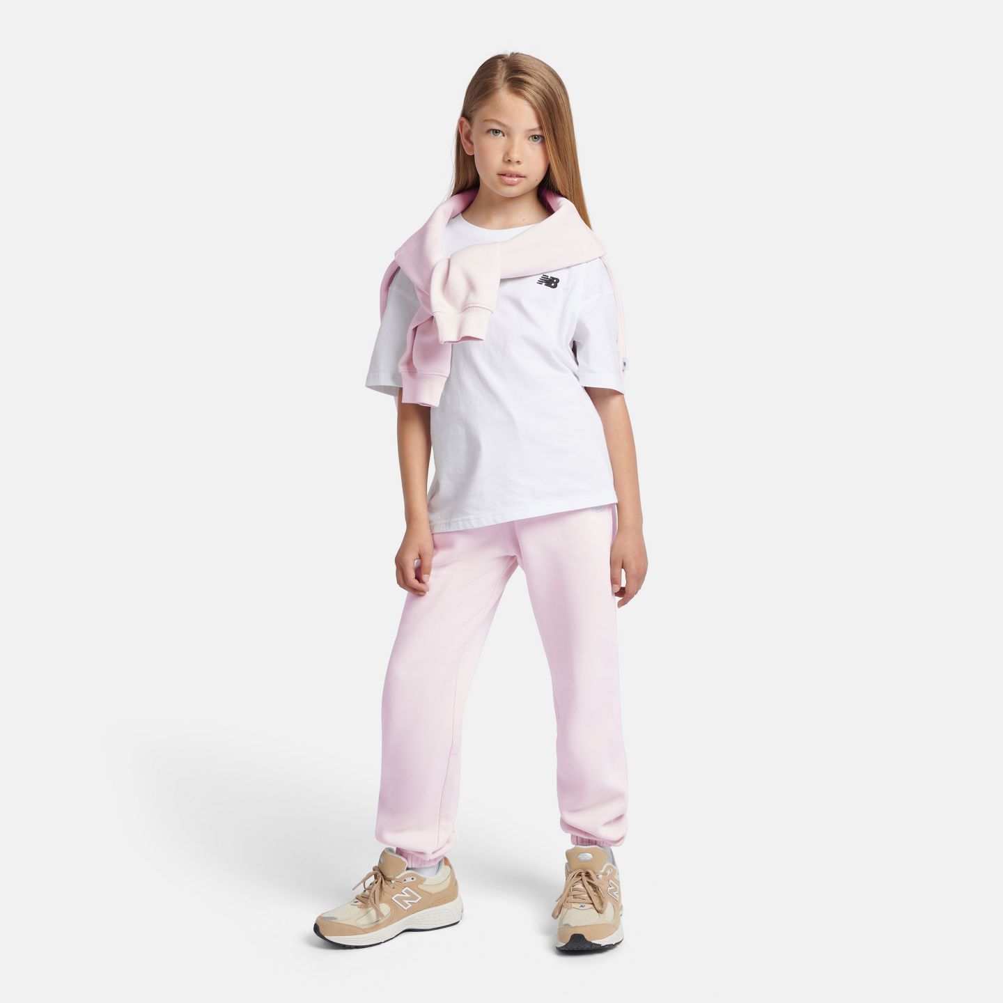 Детские брюки New Balance BB Small Logo Jogger, цвет: Светлый малиновый — фото 2