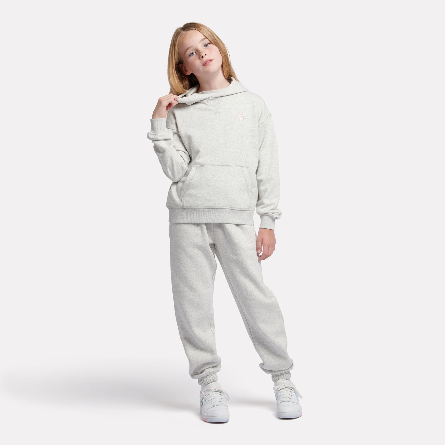 Детское худи New Balance FT Small Logo, цвет: Пепельный меланжевый — фото 2