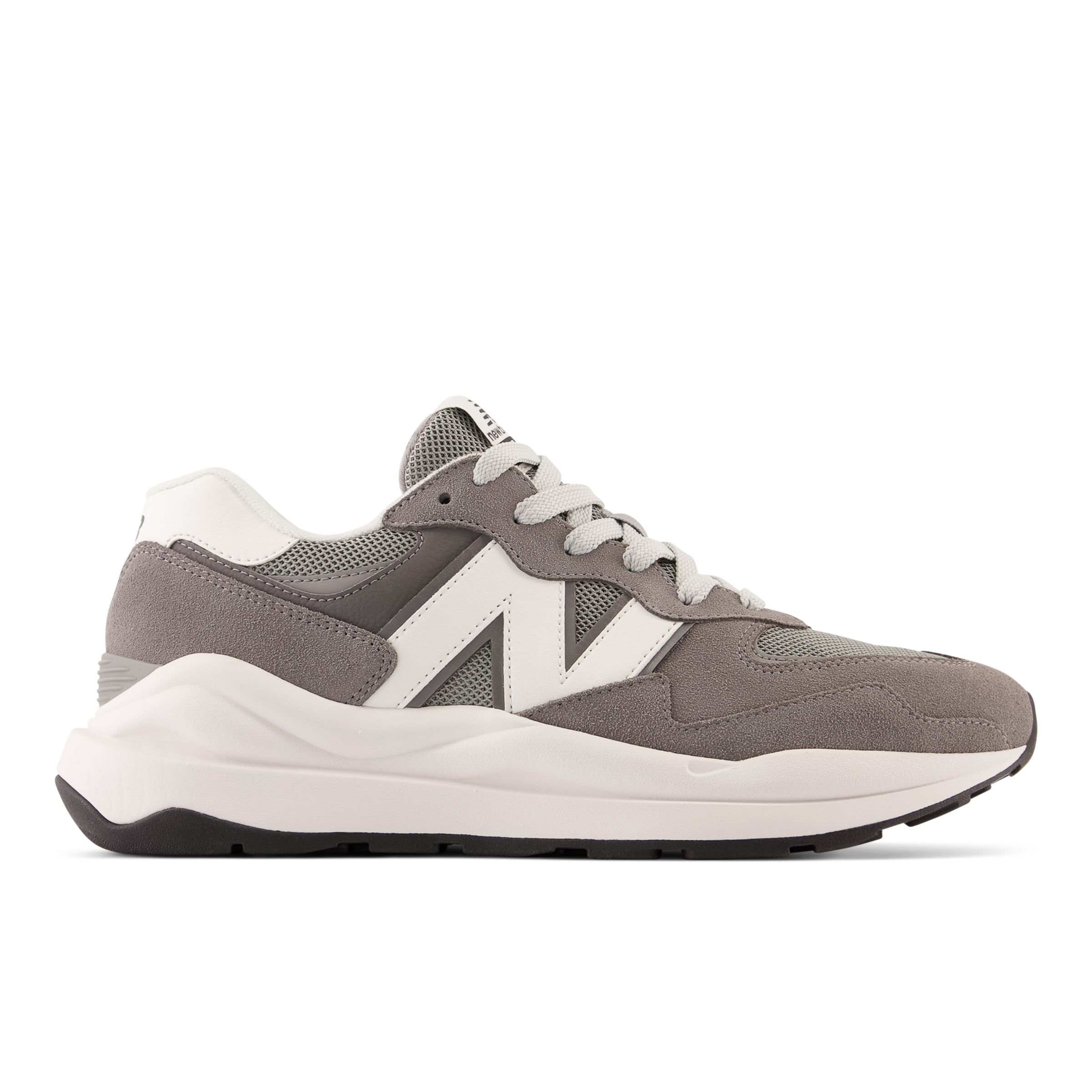 New Balance Homme 5740 en Grey/Gris/White/blanc, Suede/Mesh, Taille 46.5