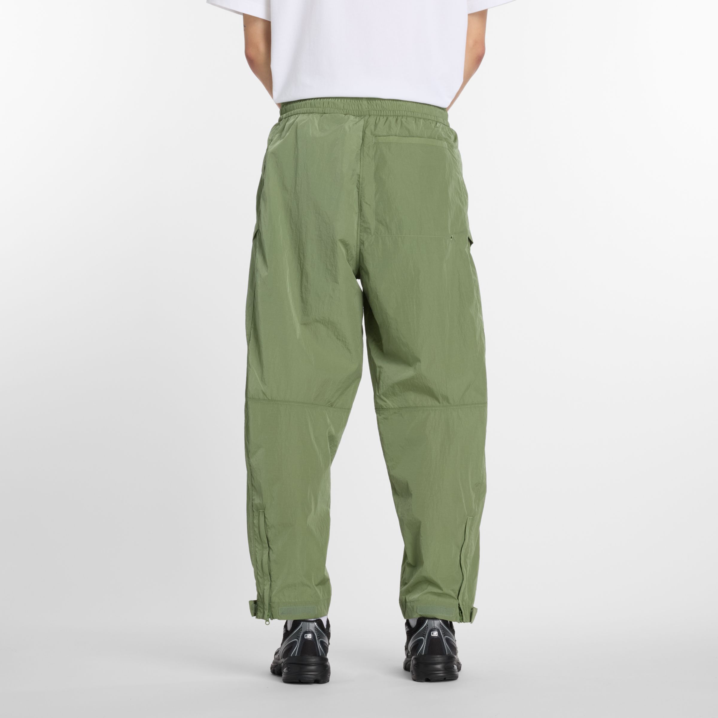 NB GREY ナイロンワイドテーパードパンツ