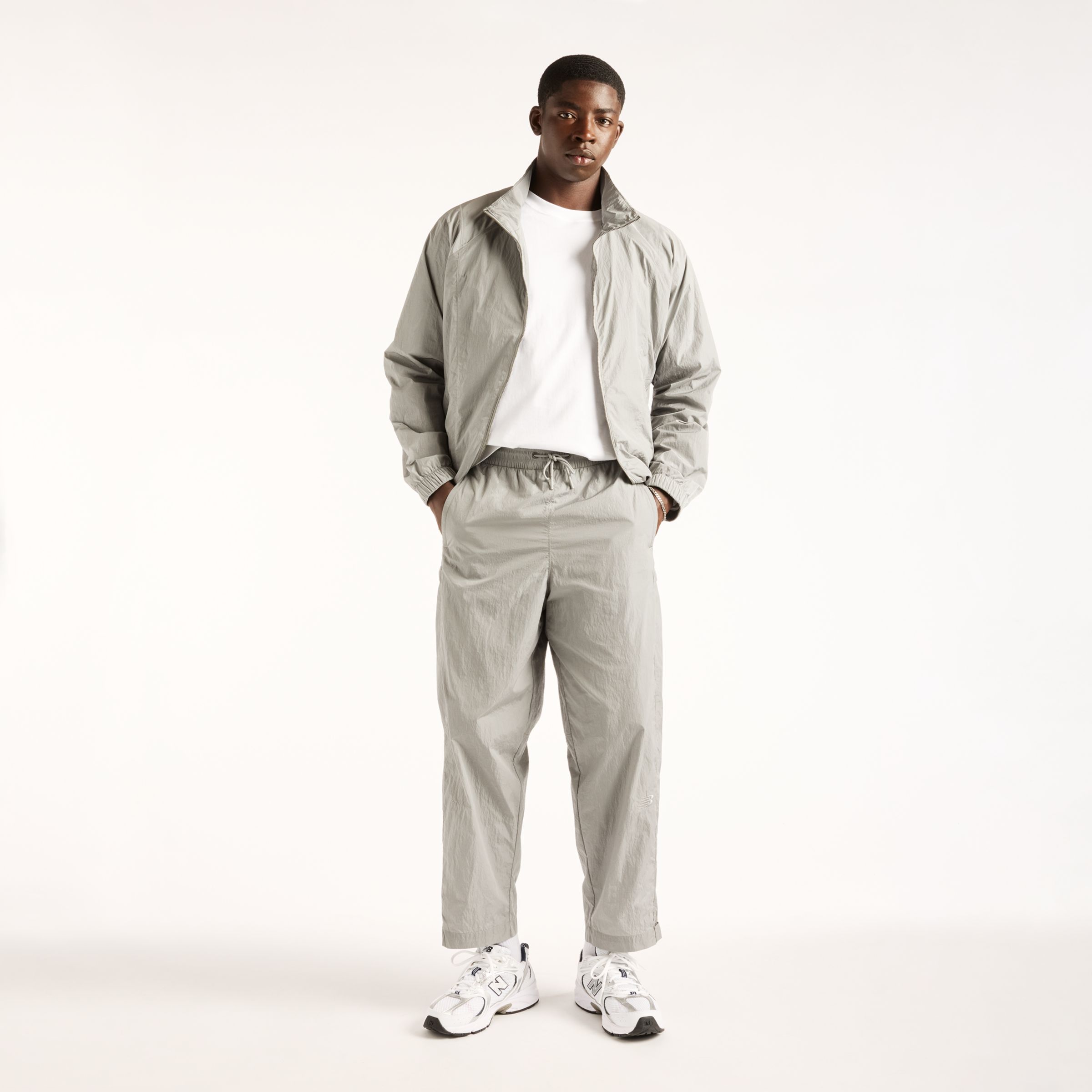 Nelson is wearing size M and is 5'4.5/164cm. Chest: 34.75"/88cm, Waist: 29"/74cm, Hips: 35.5"/90cm