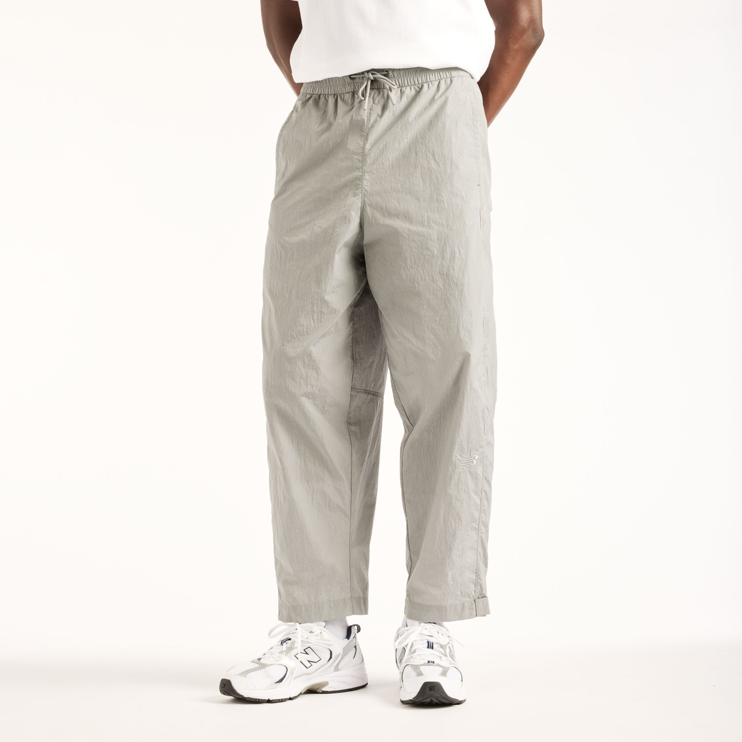 Nelson is wearing size M and is 5'4.5/164cm. Chest: 34.75"/88cm, Waist: 29"/74cm, Hips: 35.5"/90cm