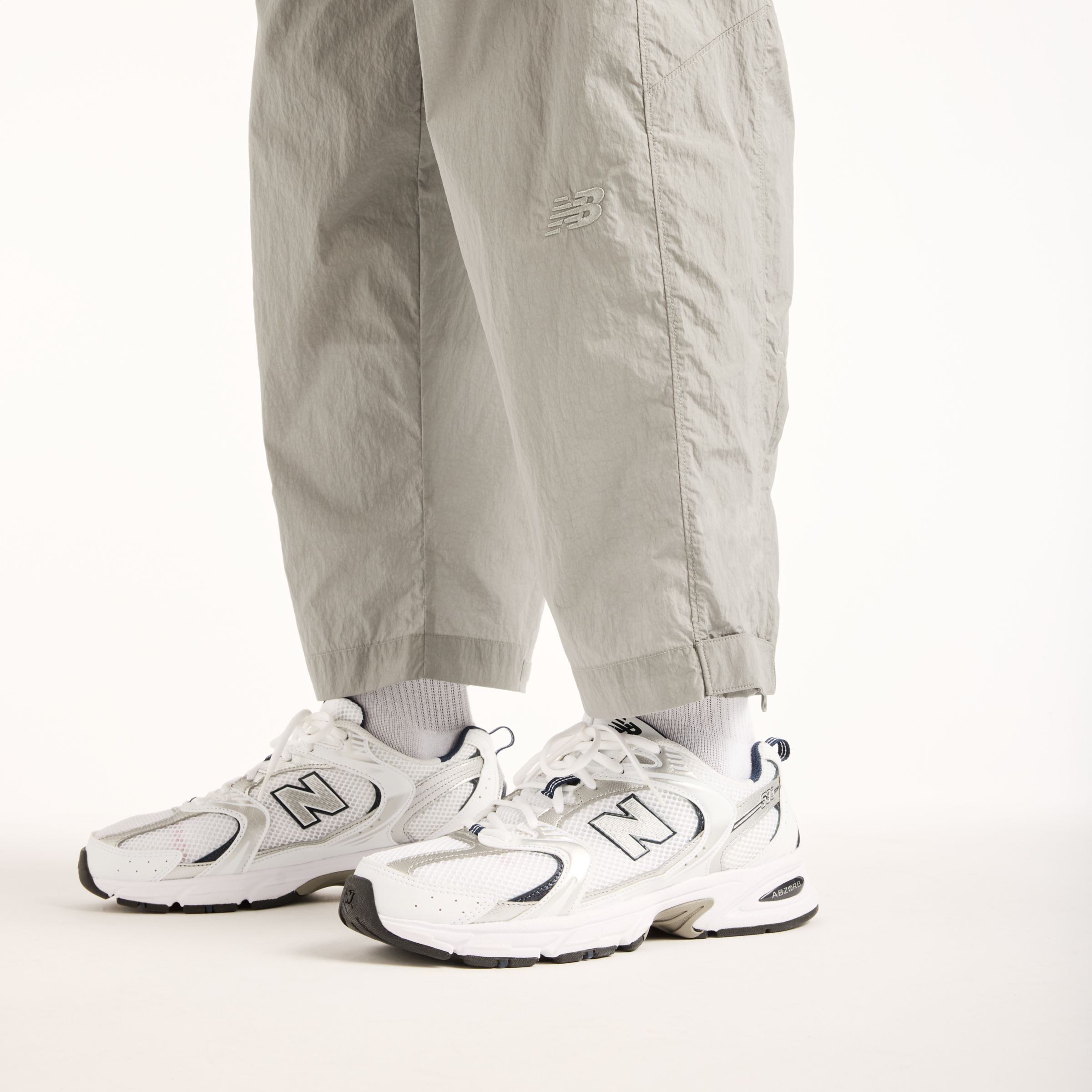 Nelson is wearing size M and is 5'4.5/164cm. Chest: 34.75"/88cm, Waist: 29"/74cm, Hips: 35.5"/90cm