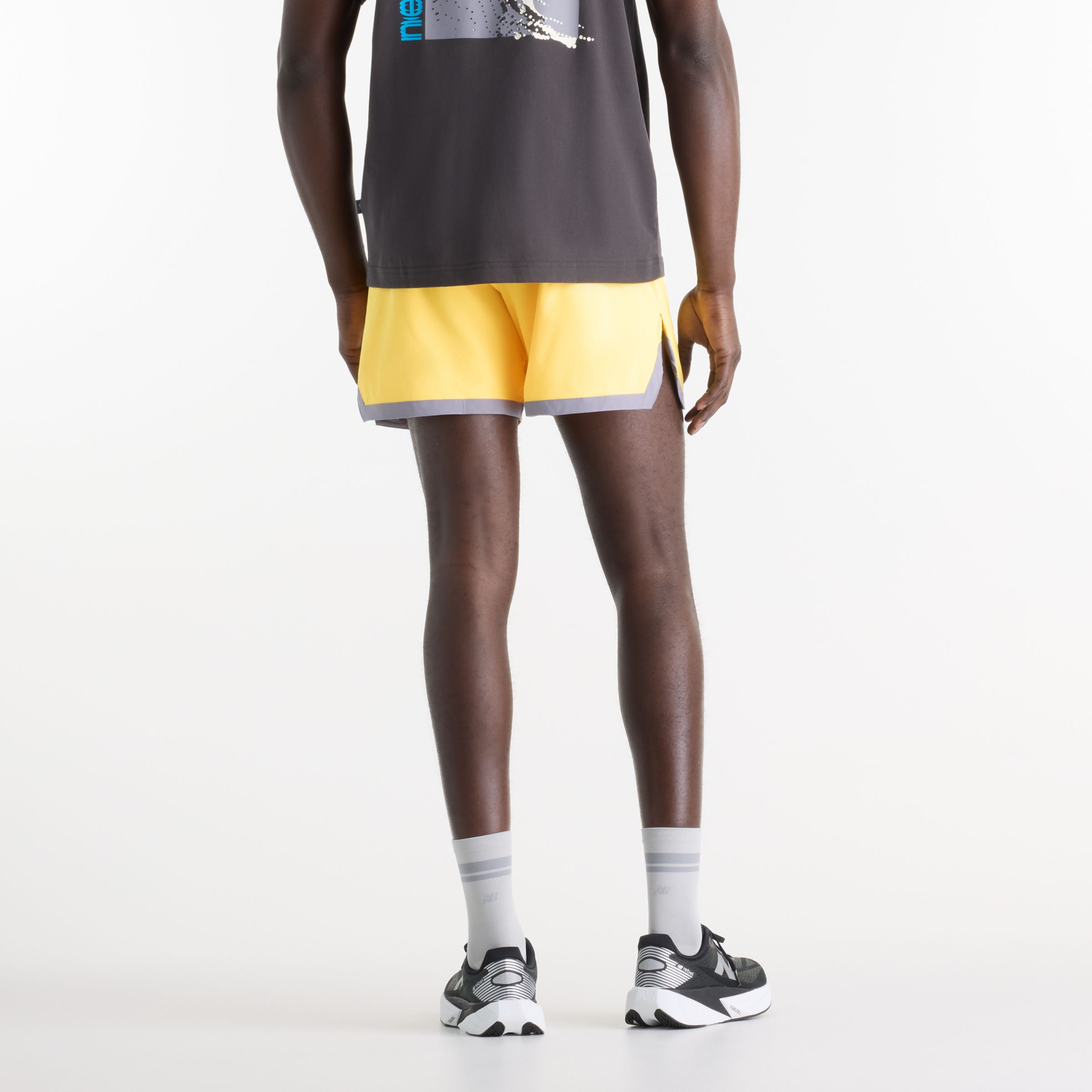 Hella is wearing size M and is 6'2"/188cm. Chest: 37"/94cm, Waist: 30"/76cm