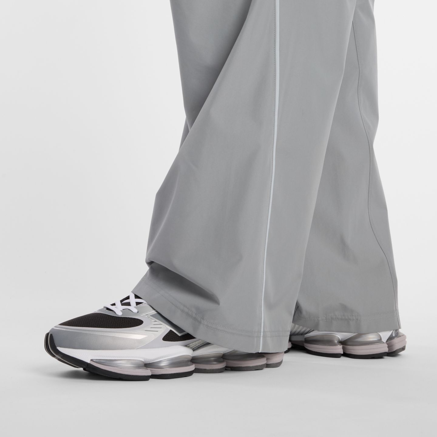Мужские брюки New Balance Elusive Shell Pant, цвет: Сланцевый серый — фото 9
