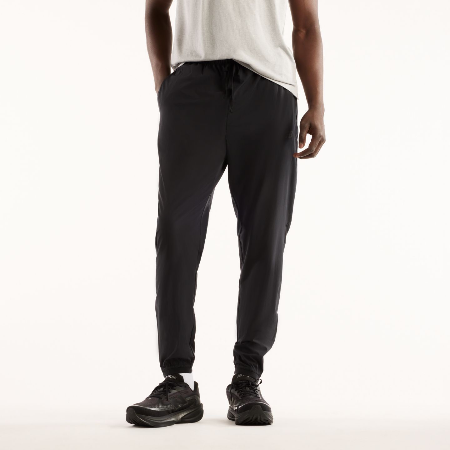 Мужские брюки New Balance RC Essential Jogger, цвет: Чёрный / Серый — фото 1