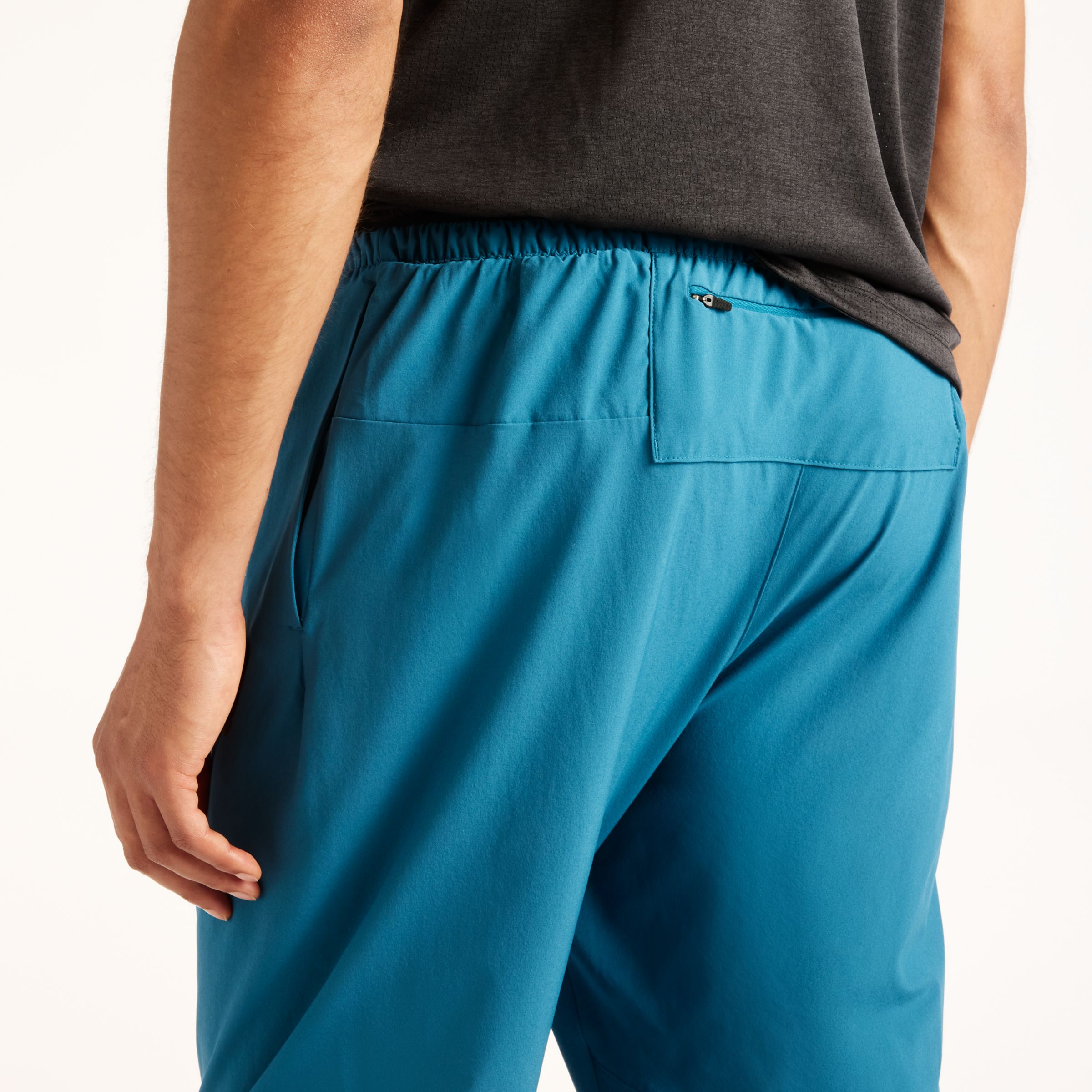 Djairo is wearing size M and is 6'0.5"/184cm. Chest: 37.25"/95cm, Waist: 29.5"/75cm, Hips: 37"/94cm