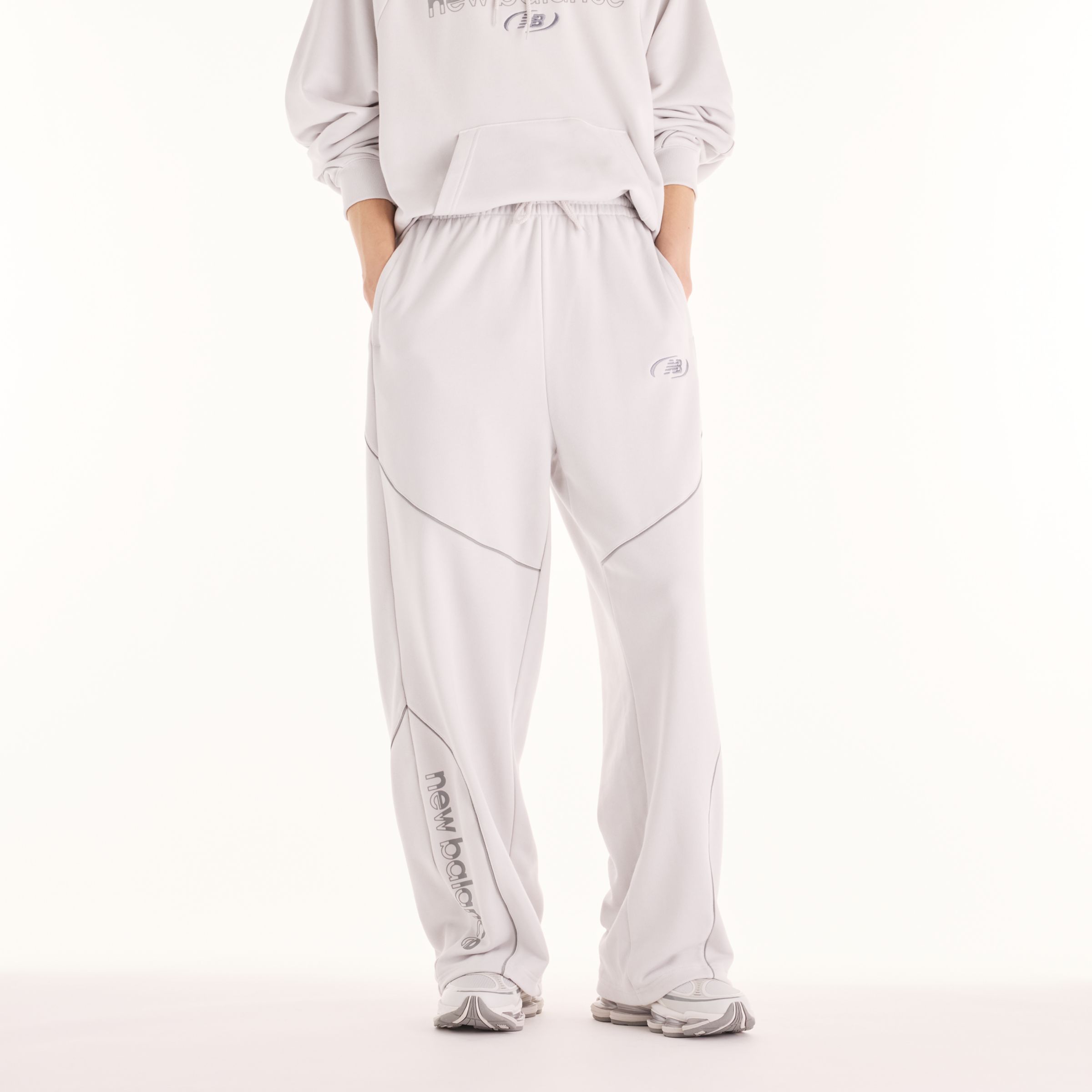 Justin is wearing size M and is 6'11"/186cm. Chest: 34"/86cm, Waist: 29"/74cm, Hips: 35"/89cm