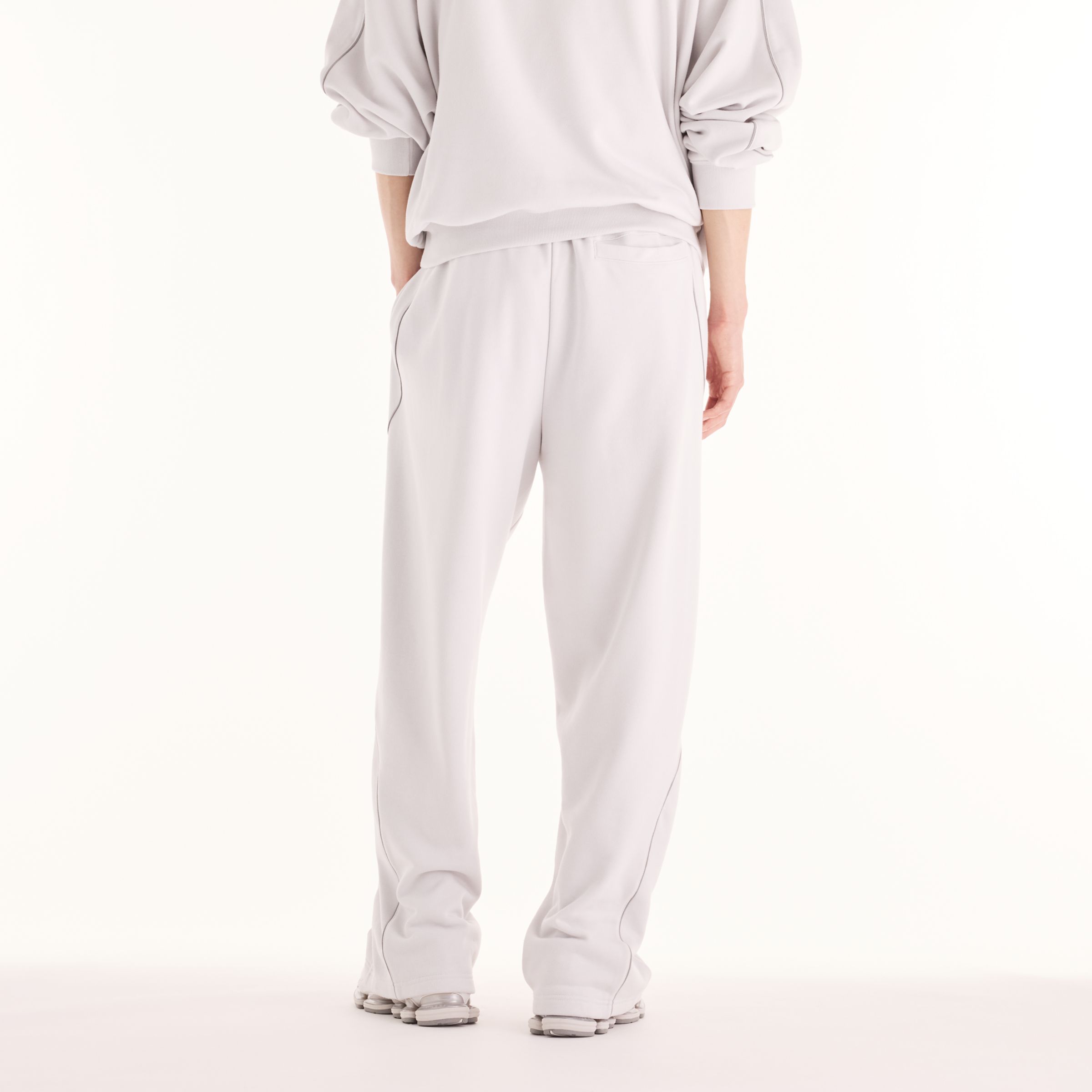 Justin is wearing size M and is 6'11"/186cm. Chest: 34"/86cm, Waist: 29"/74cm, Hips: 35"/89cm