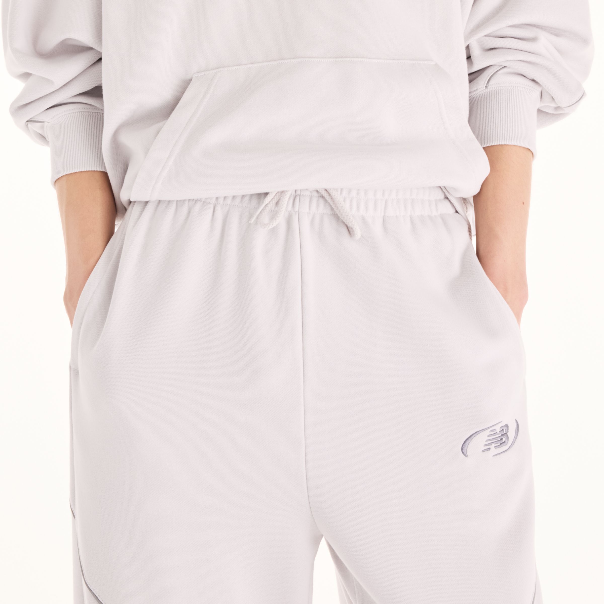 Justin is wearing size M and is 6'11"/186cm. Chest: 34"/86cm, Waist: 29"/74cm, Hips: 35"/89cm