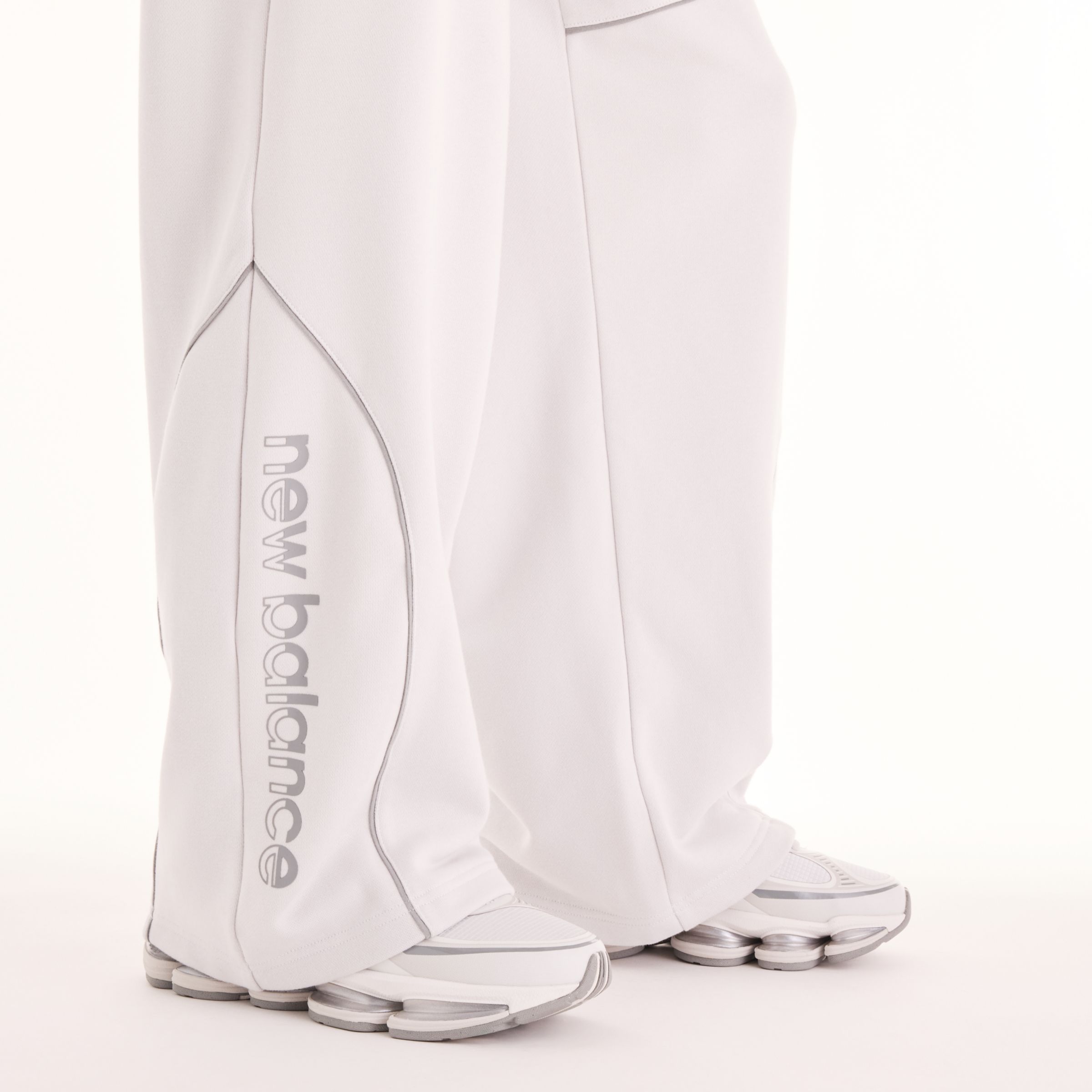 Justin is wearing size M and is 6'11"/186cm. Chest: 34"/86cm, Waist: 29"/74cm, Hips: 35"/89cm