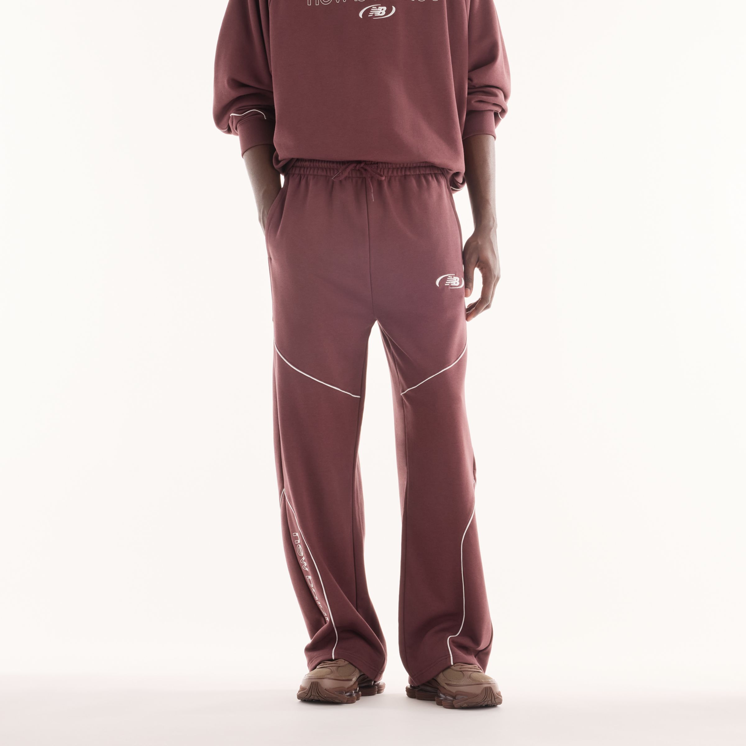 Osman is wearing size M and is 6'2"/188cm. Chest: 34.75"/88cm, Waist: 29"/74cm, Hips: 37"/94cm