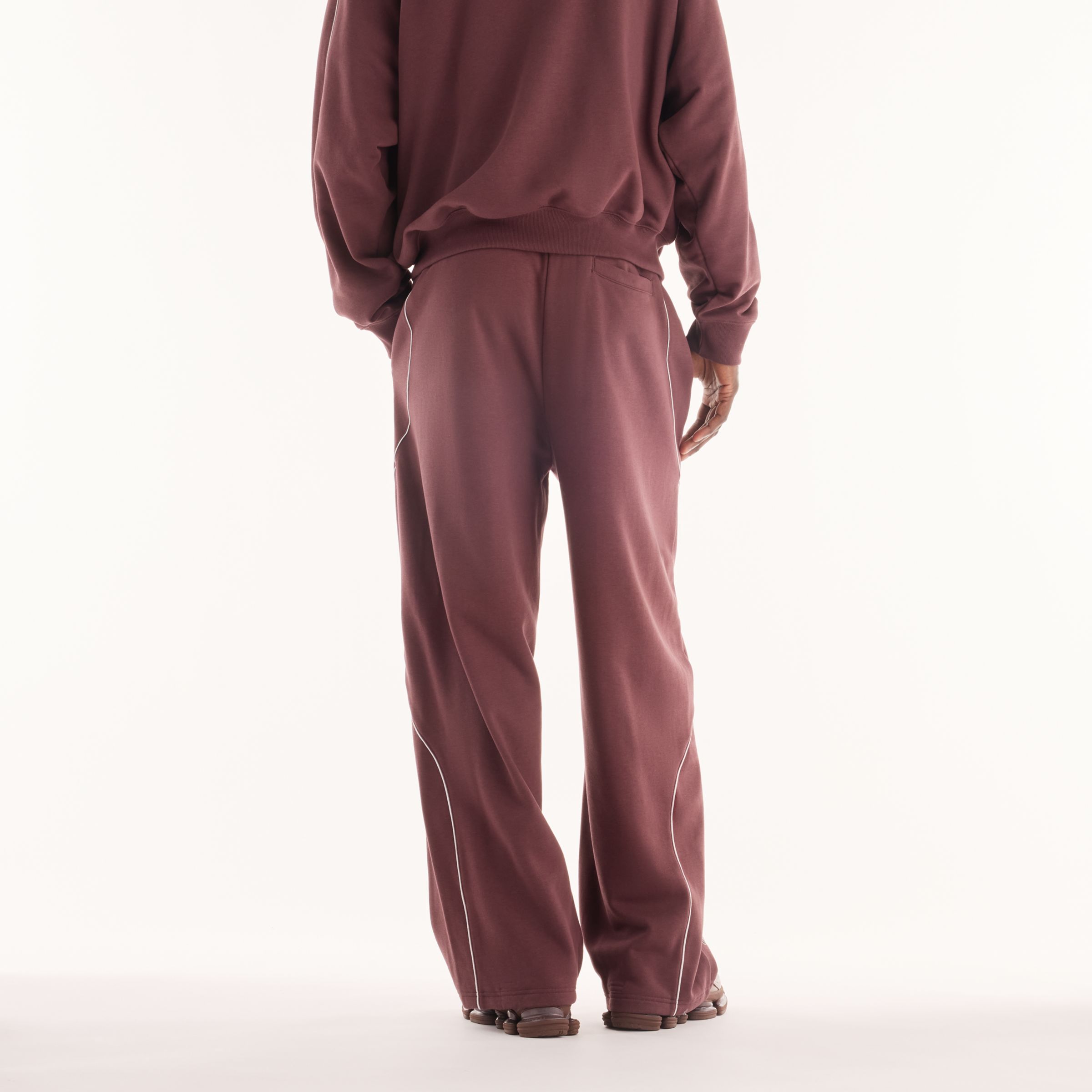Osman is wearing size M and is 6'2"/188cm. Chest: 34.75"/88cm, Waist: 29"/74cm, Hips: 37"/94cm