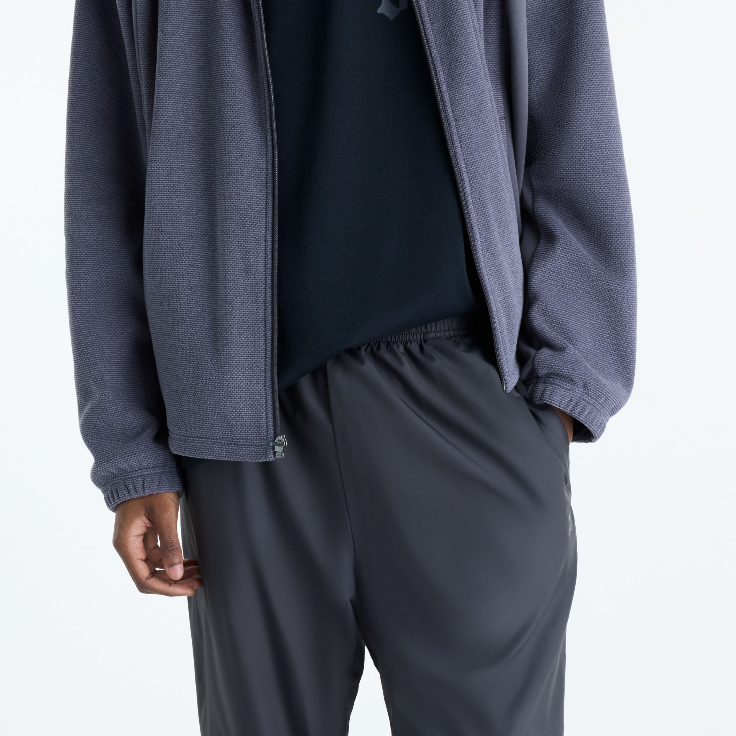 Javo is wearing size M and is 6'1"/188cm. Chest: 29.14"/74cm, Waist: 28"/71cm, Hips: 33.9"/86cm