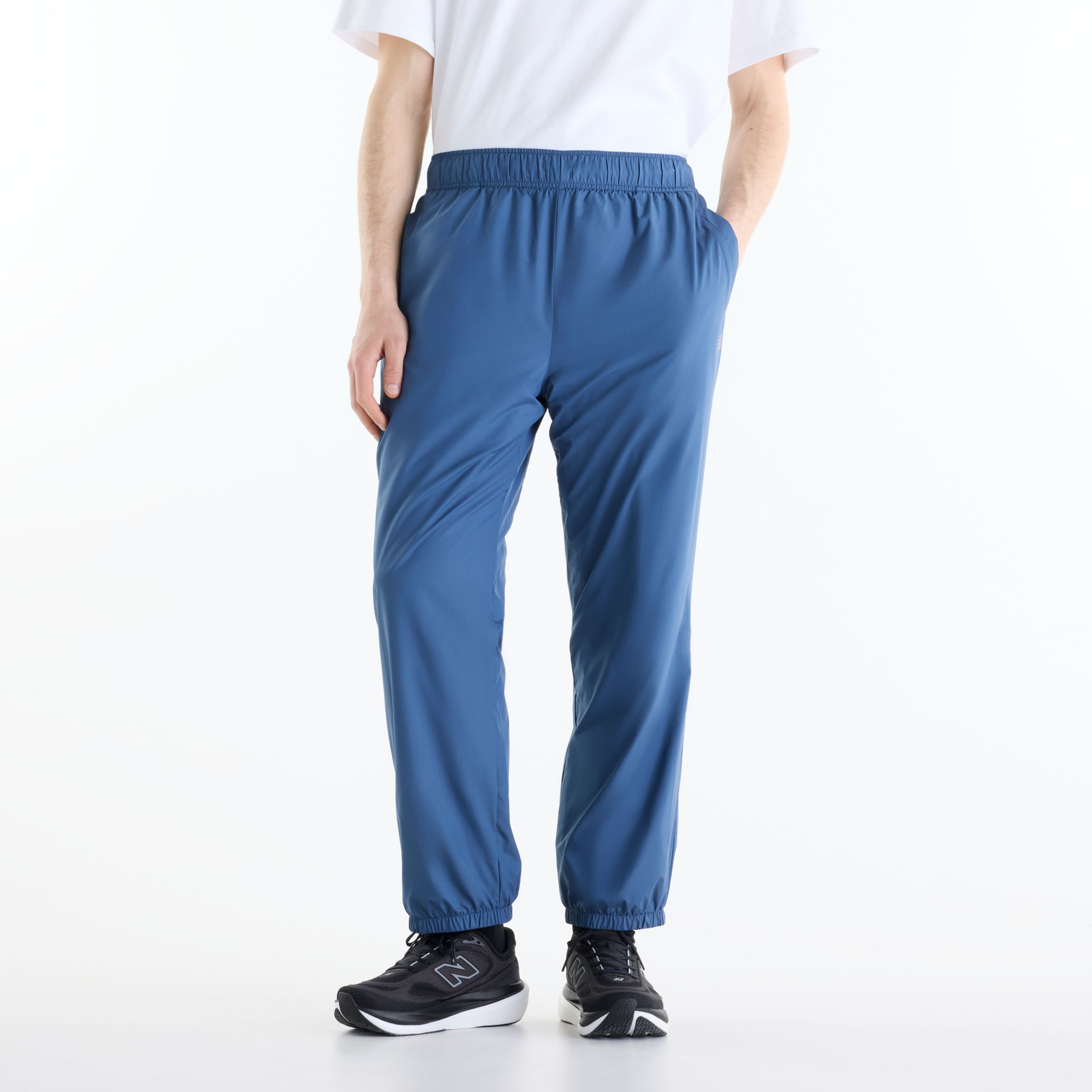 Ante is wearing size M and is 6'2"/187.96cm. Chest: 37.5"/95.25cm, Waist: 31"/78.74cm, Hips: 40.5"/102.87cm