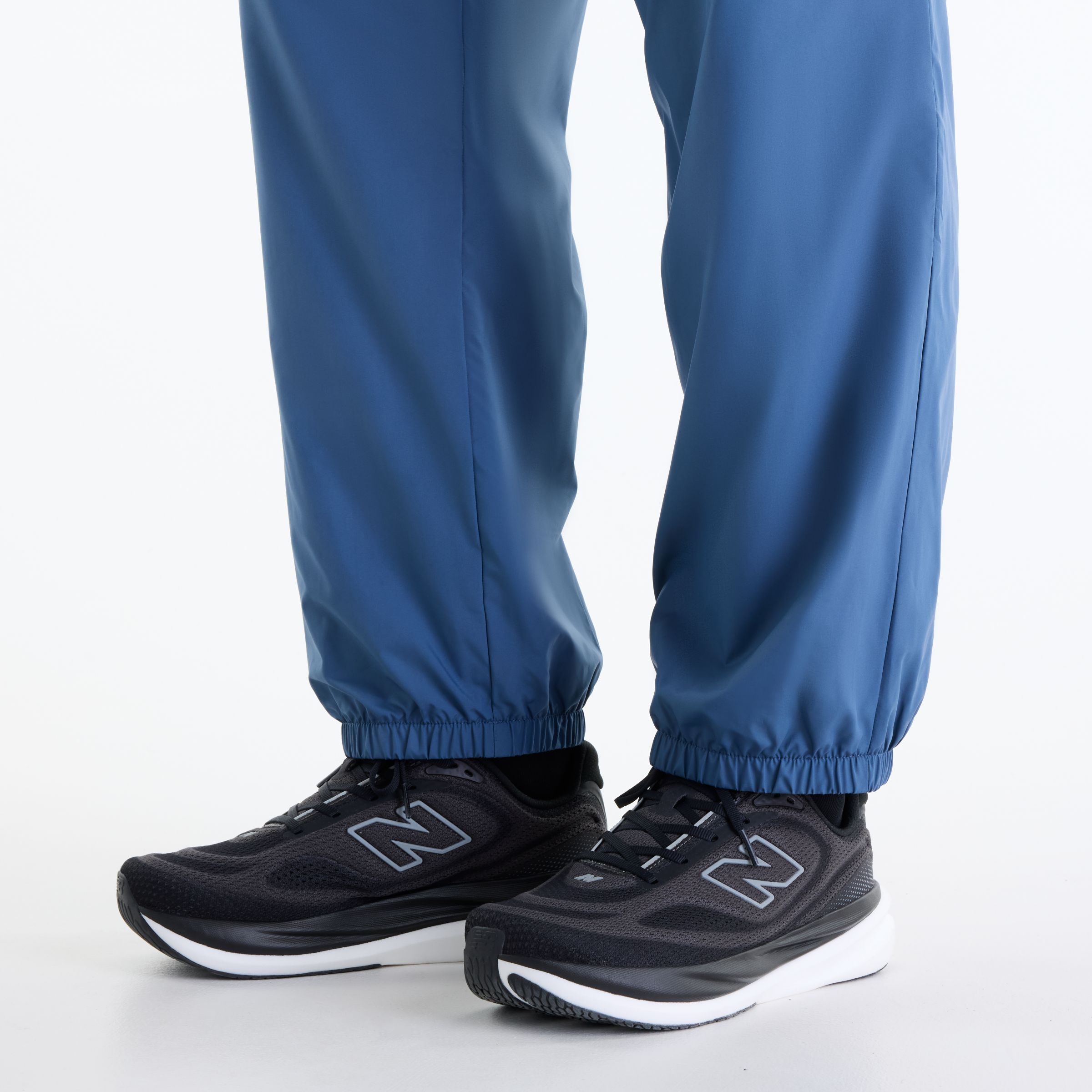 Ante is wearing size M and is 6'2"/187.96cm. Chest: 37.5"/95.25cm, Waist: 31"/78.74cm, Hips: 40.5"/102.87cm