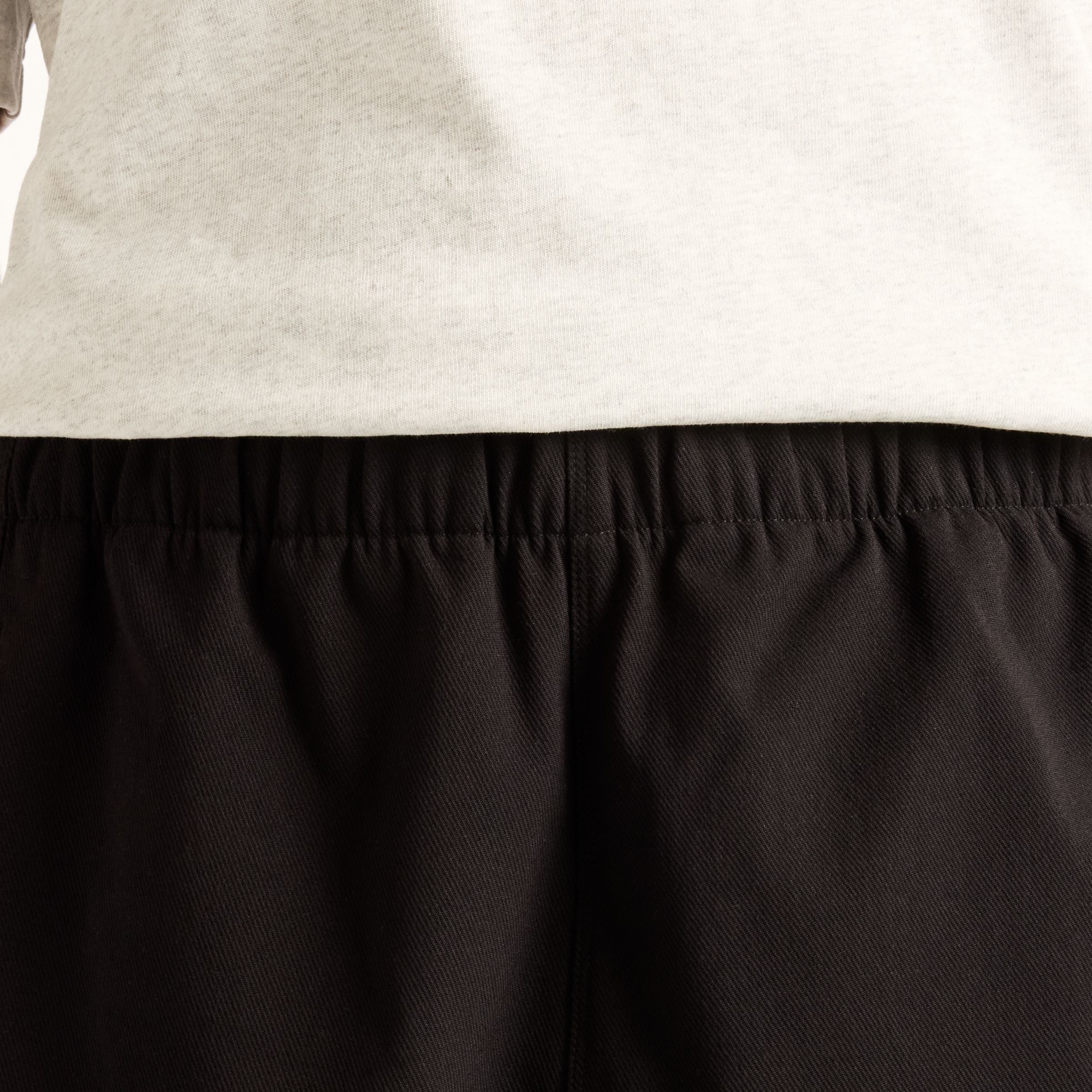 Djairo is wearing size M and is 6'0.5"/184cm. Chest: 37.25"/95cm, Waist: 29.5"/75cm, Hips: 37"/94cm