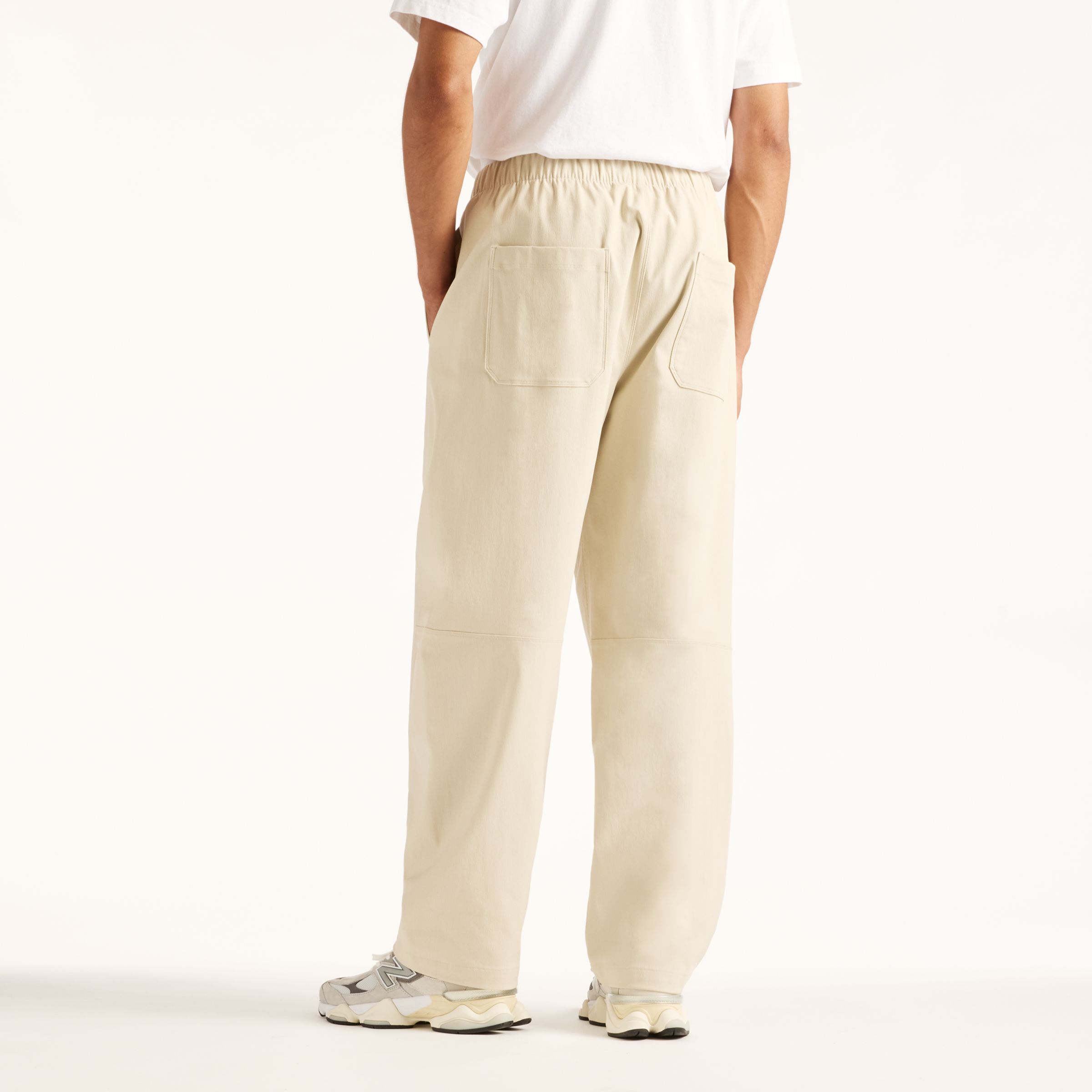 Djairo is wearing size M and is 6'0.5"/184cm. Chest: 37.25"/95cm, Waist: 29.5"/75cm, Hips: 37"/94cm