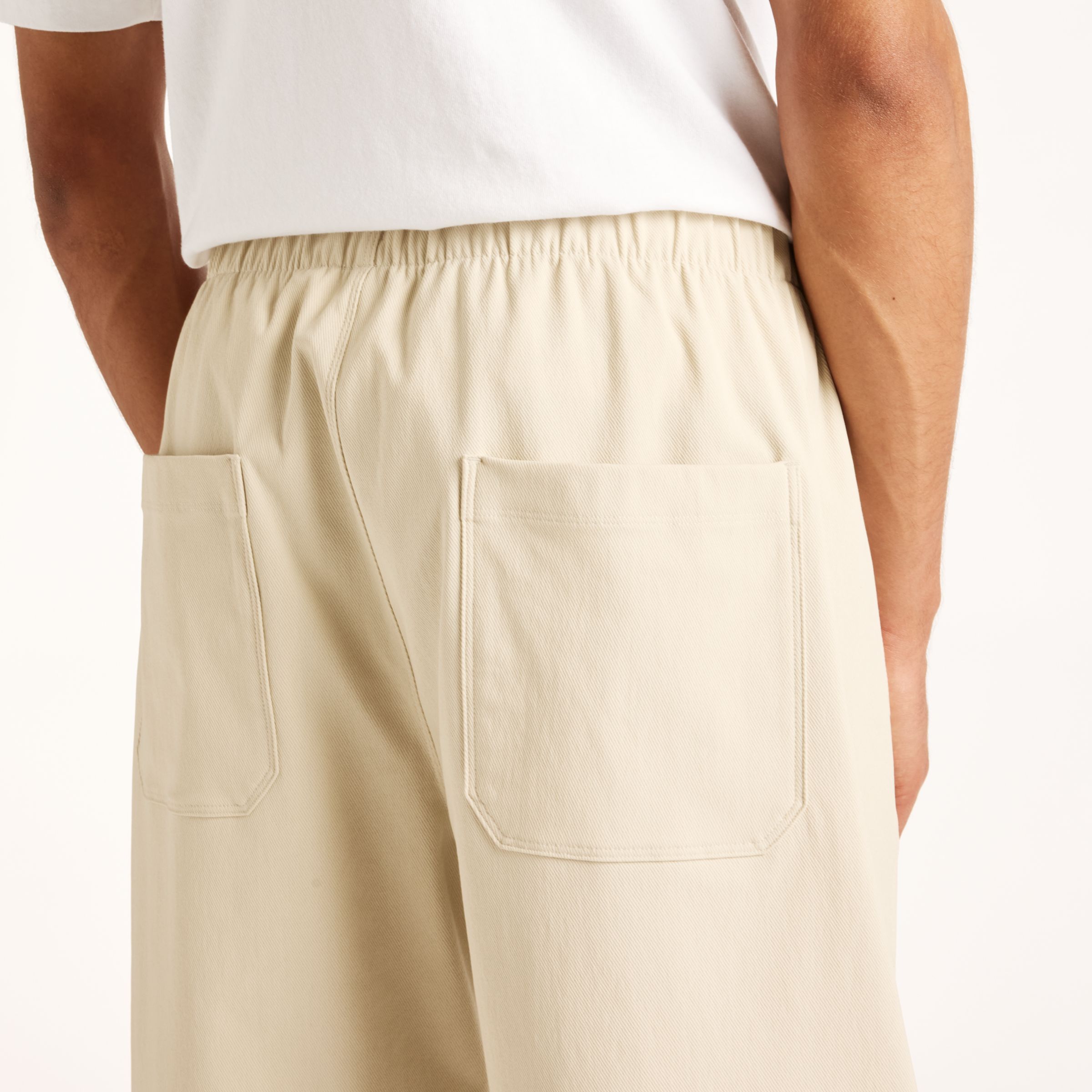Djairo is wearing size M and is 6'0.5"/184cm. Chest: 37.25"/95cm, Waist: 29.5"/75cm, Hips: 37"/94cm