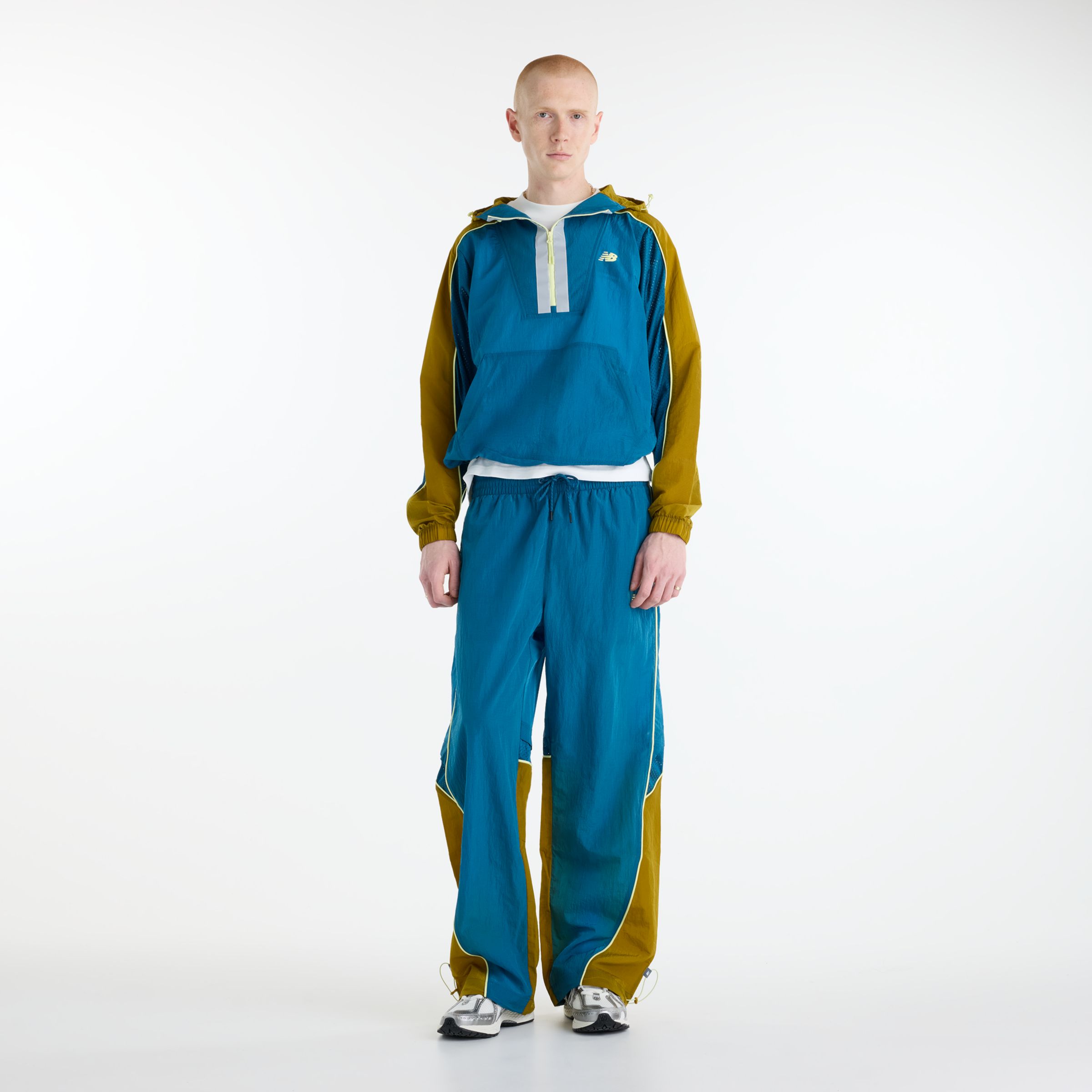 Aidan is wearing size M and is 6'3"/190cm. Chest: 36"/91cm, Waist: 30"/76cm