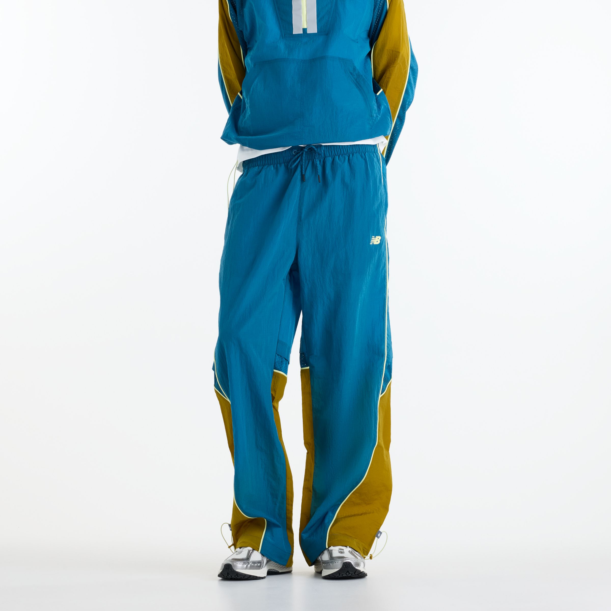 Aidan is wearing size M and is 6'3"/190cm. Chest: 36"/91cm, Waist: 30"/76cm