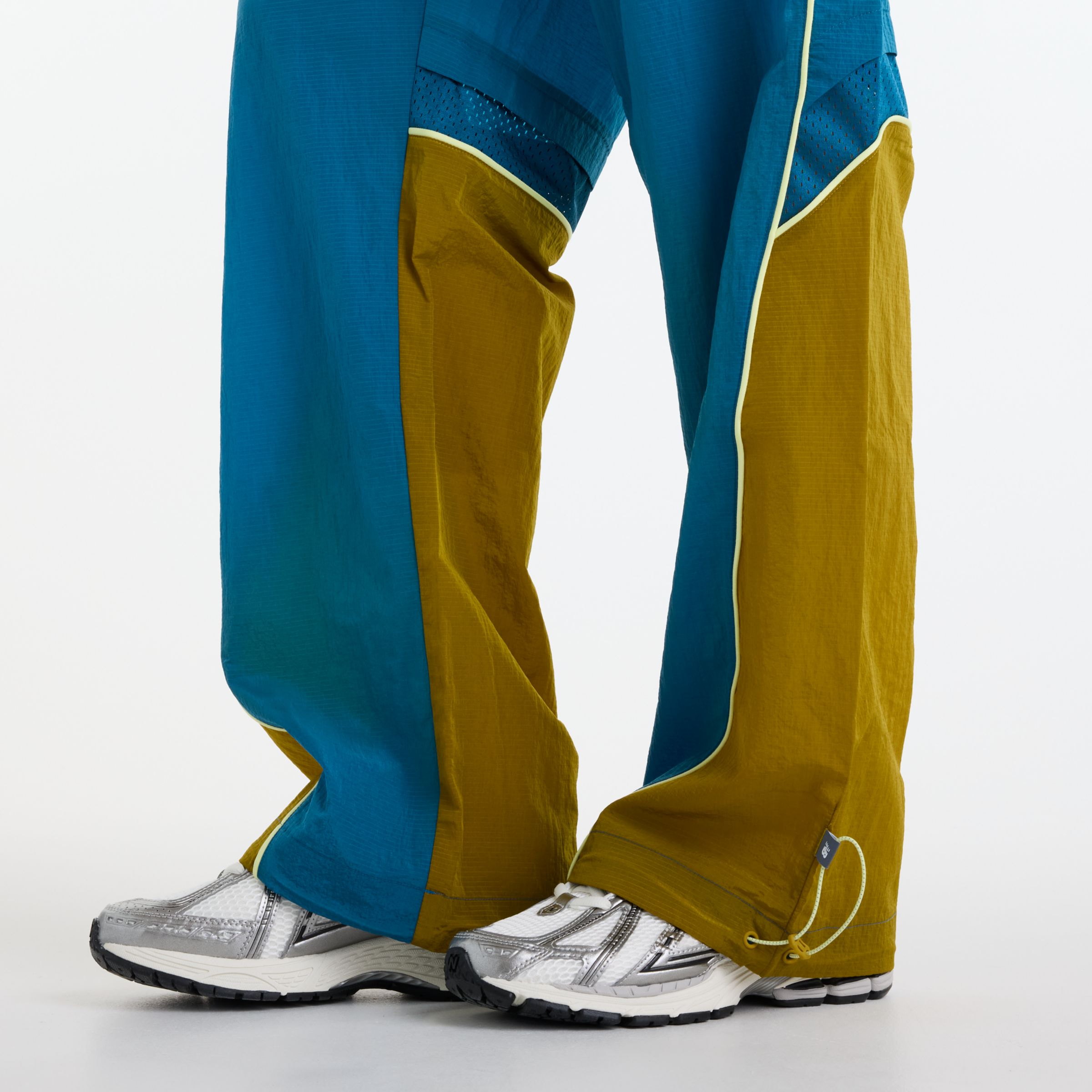 Aidan is wearing size M and is 6'3"/190cm. Chest: 36"/91cm, Waist: 30"/76cm