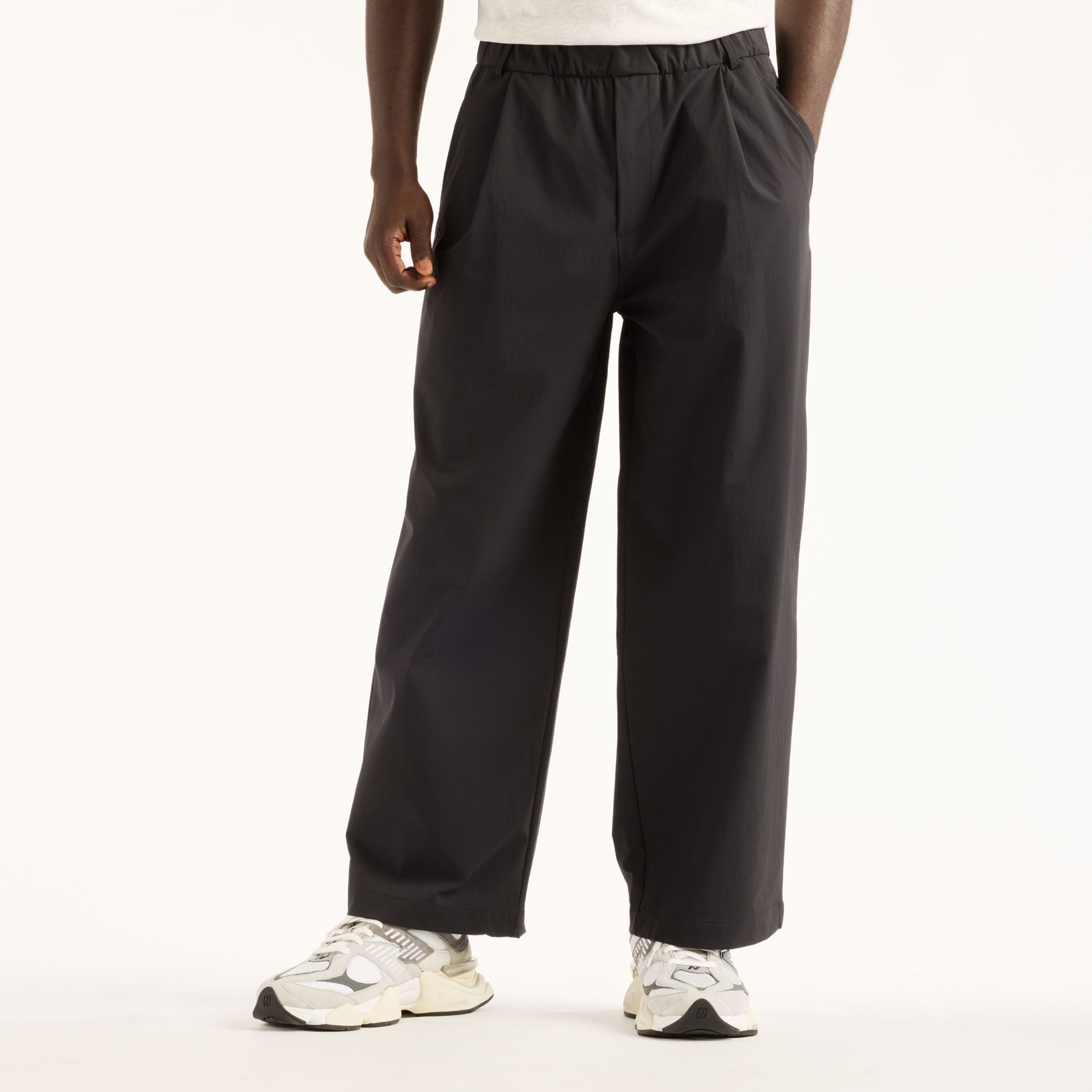 Fall is wearing size M and is 6'/183cm. Chest: 33.5"/85cm, Waist: 26.75"/68cm, Hips: 35"/89cm