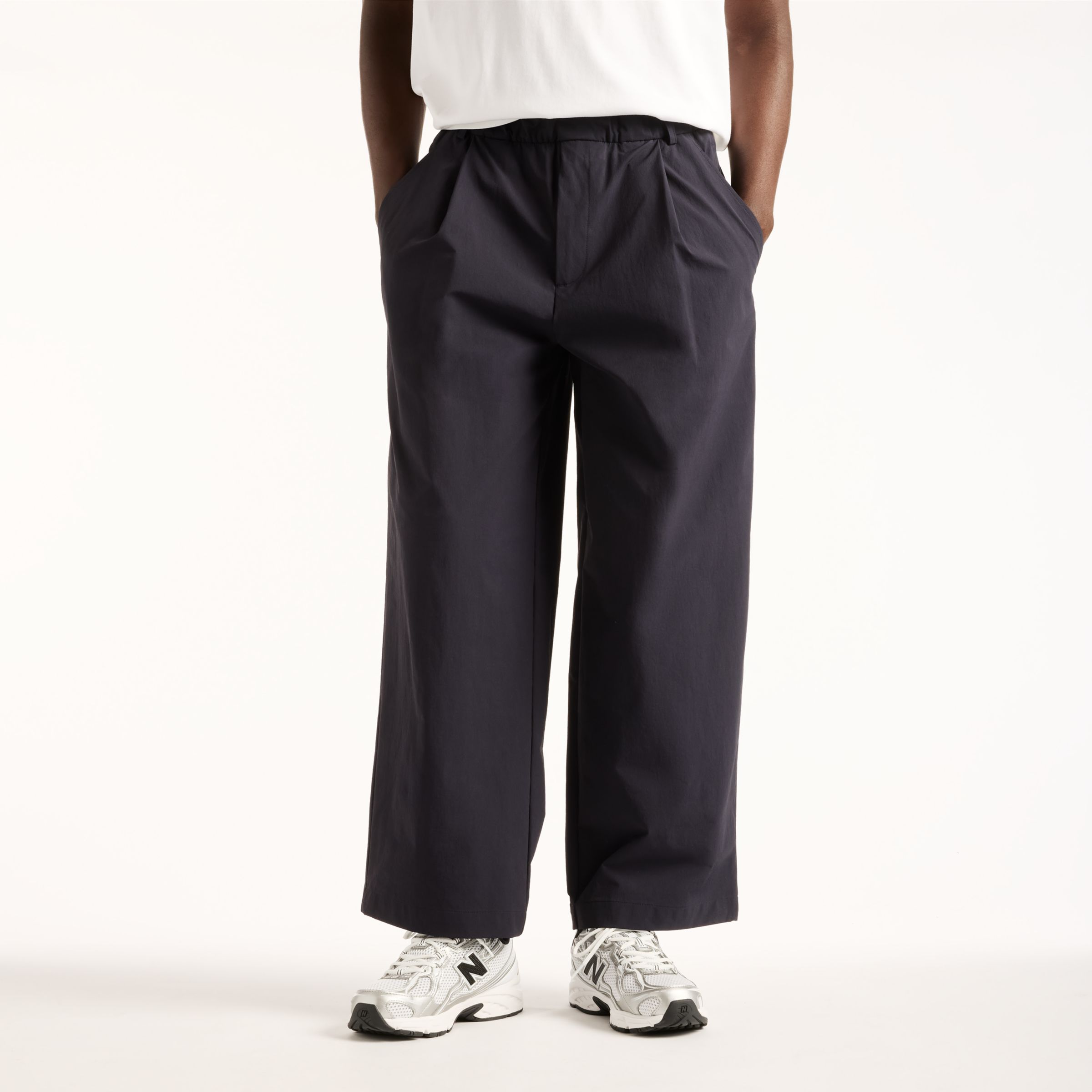 Nelson is wearing size M and is 5'4.5/164cm. Chest: 34.75"/88cm, Waist: 29"/74cm, Hips: 35.5"/90cm