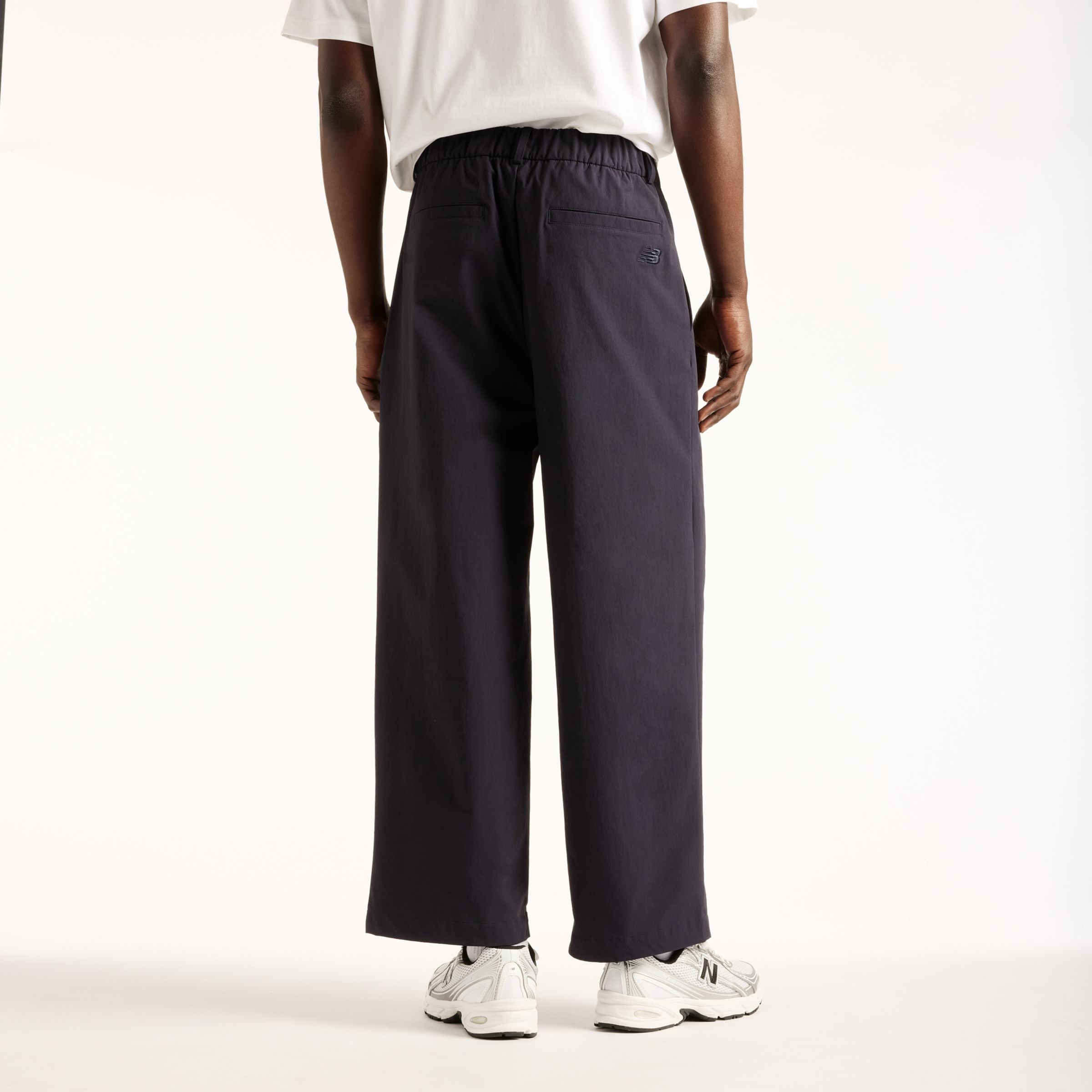 Nelson is wearing size M and is 5'4.5/164cm. Chest: 34.75"/88cm, Waist: 29"/74cm, Hips: 35.5"/90cm
