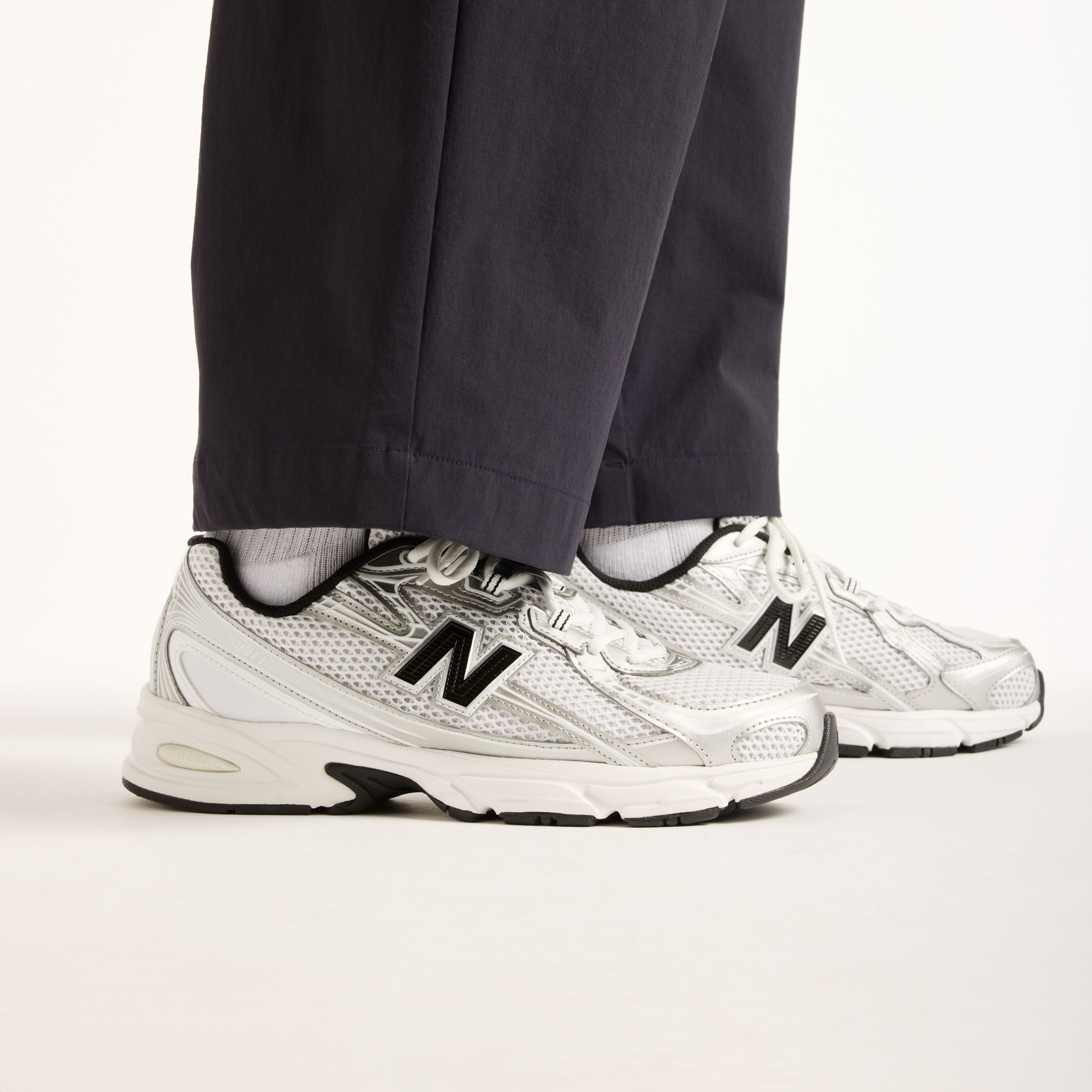 Nelson is wearing size M and is 5'4.5/164cm. Chest: 34.75"/88cm, Waist: 29"/74cm, Hips: 35.5"/90cm