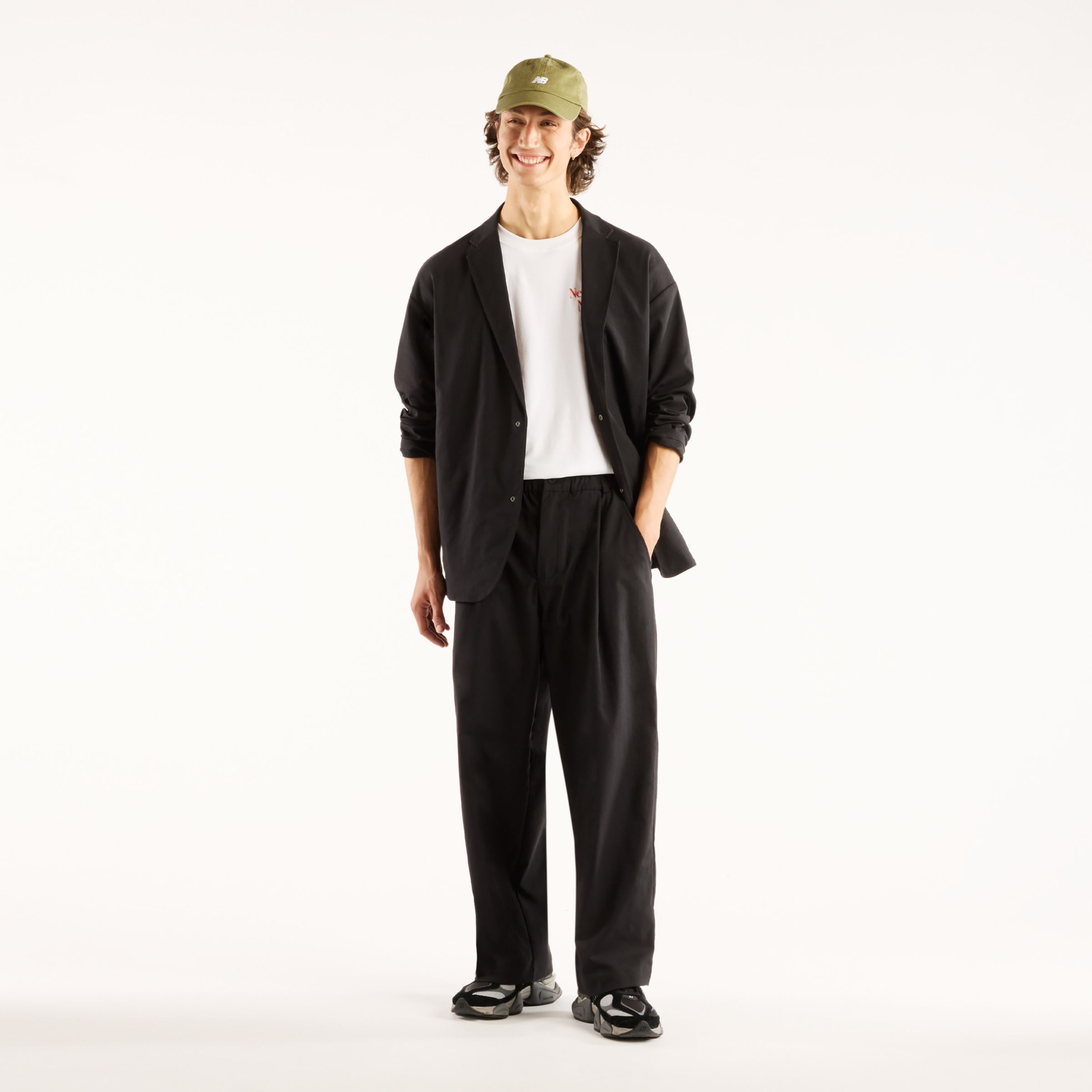 Felix is wearing size M and is 6'/183cm. Chest: 36.5"/93cm, Waist: 30.5"/78cm, Hips: 36.5"/93cm