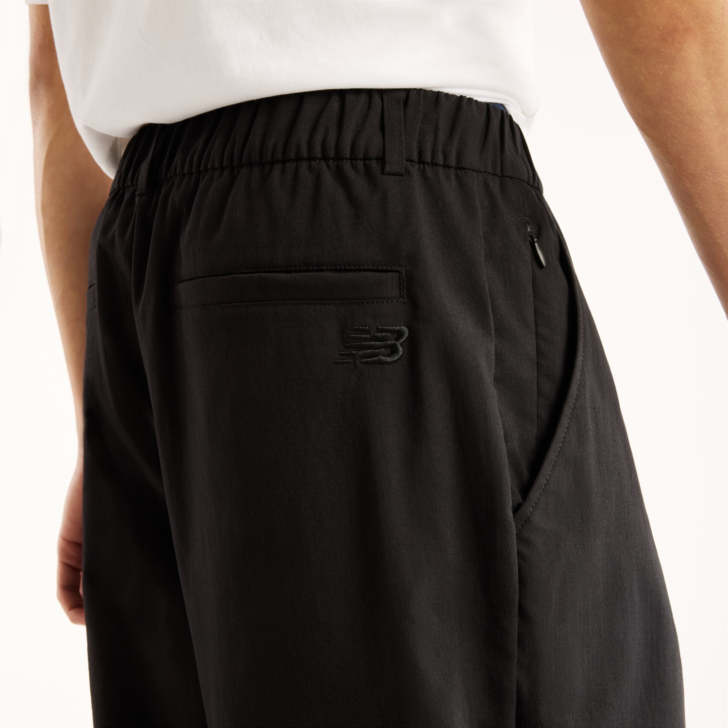 Felix is wearing size M and is 6'/183cm. Chest: 36.5"/93cm, Waist: 30.5"/78cm, Hips: 36.5"/93cm