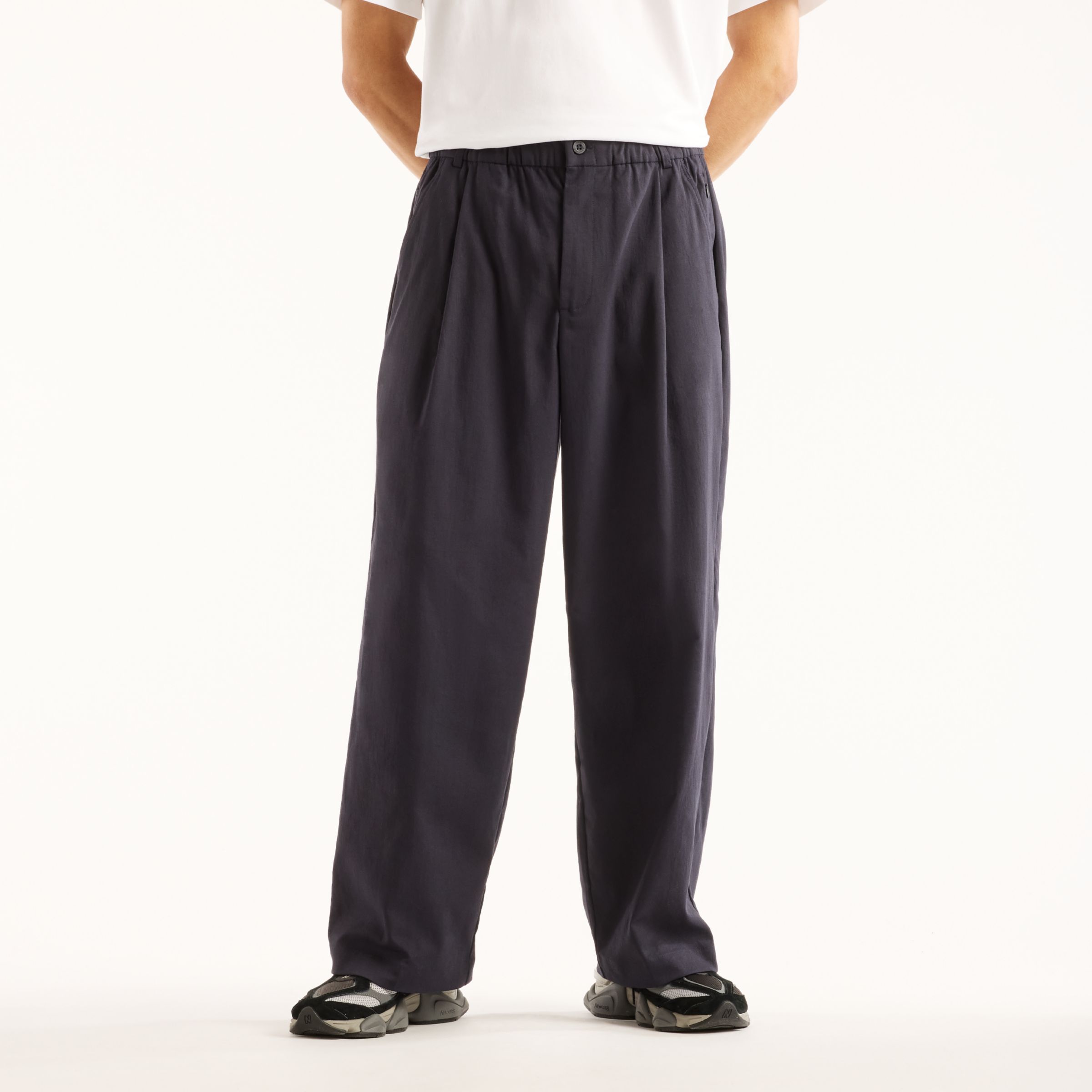 Felix is wearing size M and is 6'/183cm. Chest: 36.5"/93cm, Waist: 30.5"/78cm, Hips: 36.5"/93cm