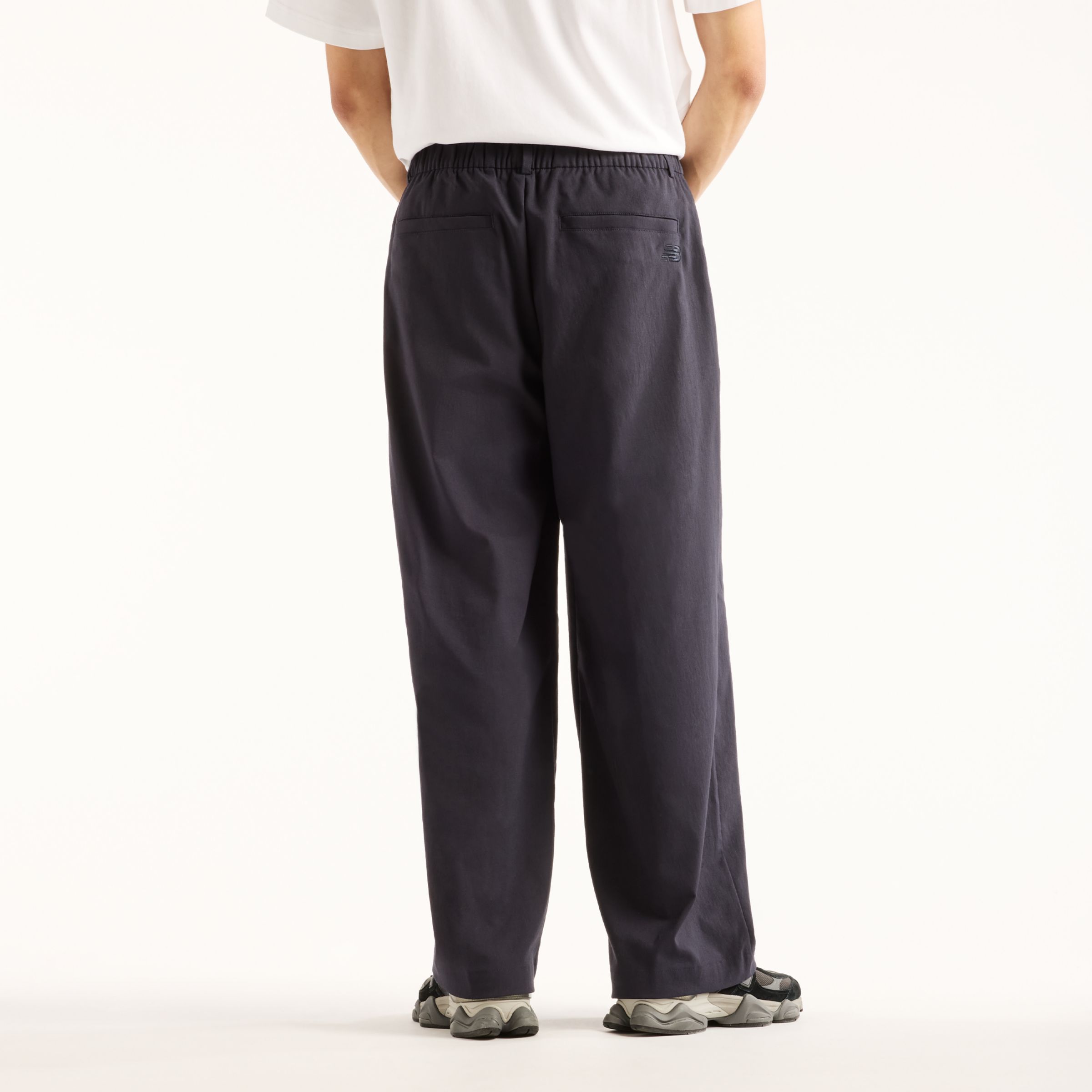 Felix is wearing size M and is 6'/183cm. Chest: 36.5"/93cm, Waist: 30.5"/78cm, Hips: 36.5"/93cm