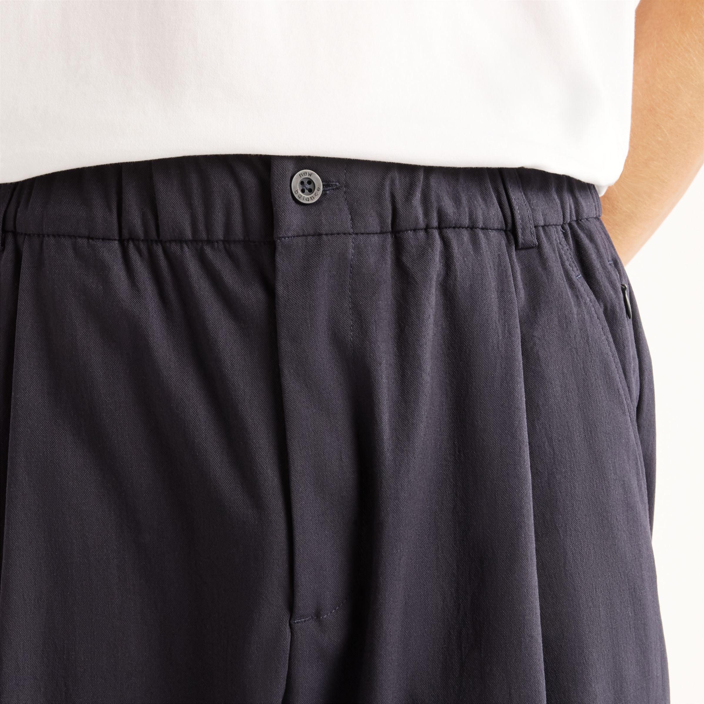 Felix is wearing size M and is 6'/183cm. Chest: 36.5"/93cm, Waist: 30.5"/78cm, Hips: 36.5"/93cm