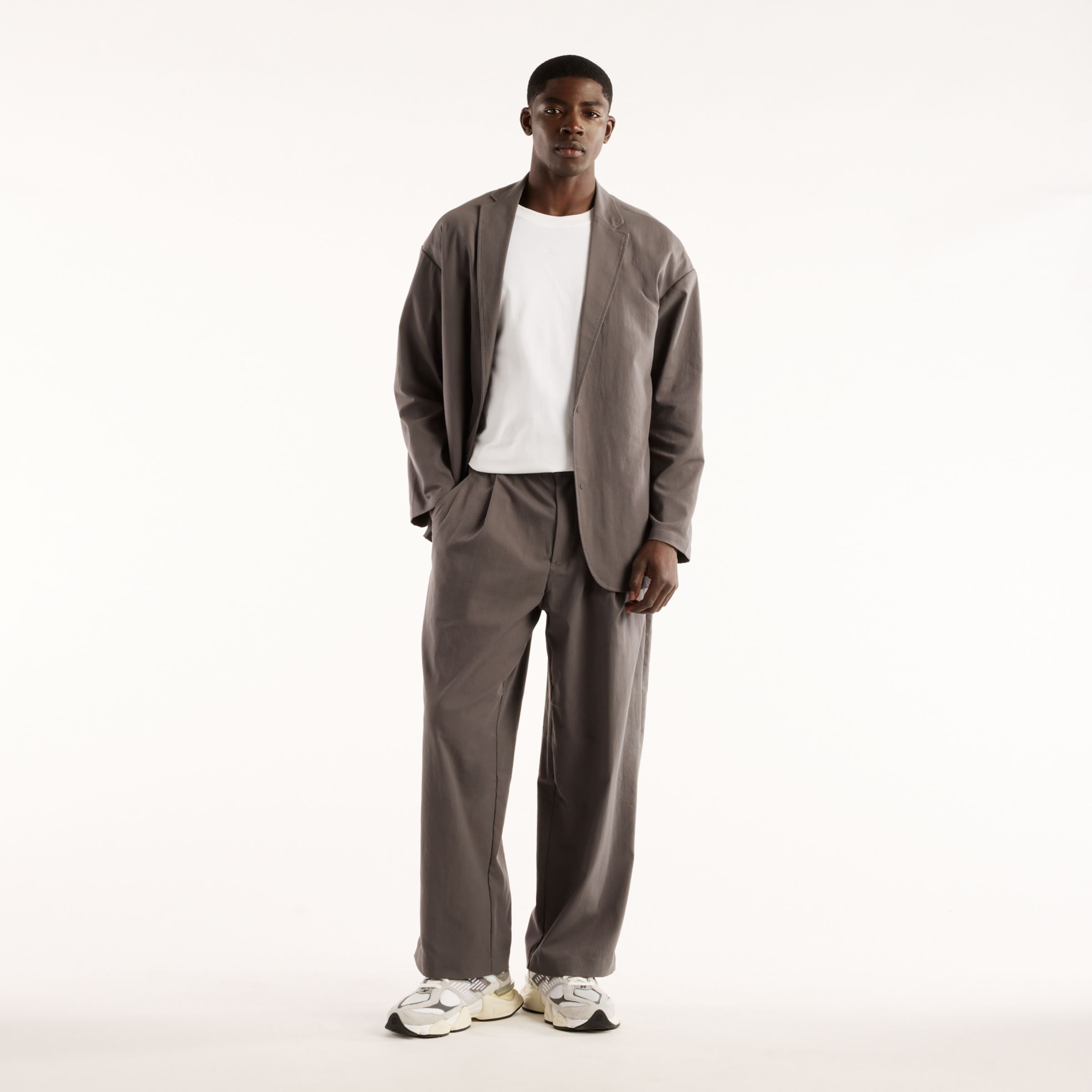 Nelson is wearing size M and is 5'4.5"/164cm. Chest: 34.75"/88cm, Waist: 29"/74cm, Hips: 35.5"/90cm