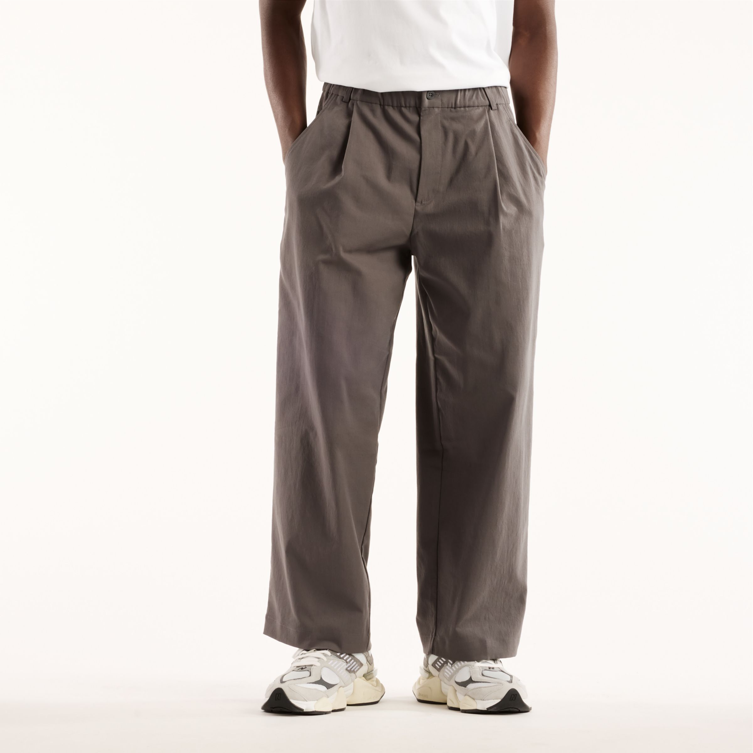 Nelson is wearing size M and is 5'4.5"/164cm. Chest: 34.75"/88cm, Waist: 29"/74cm, Hips: 35.5"/90cm