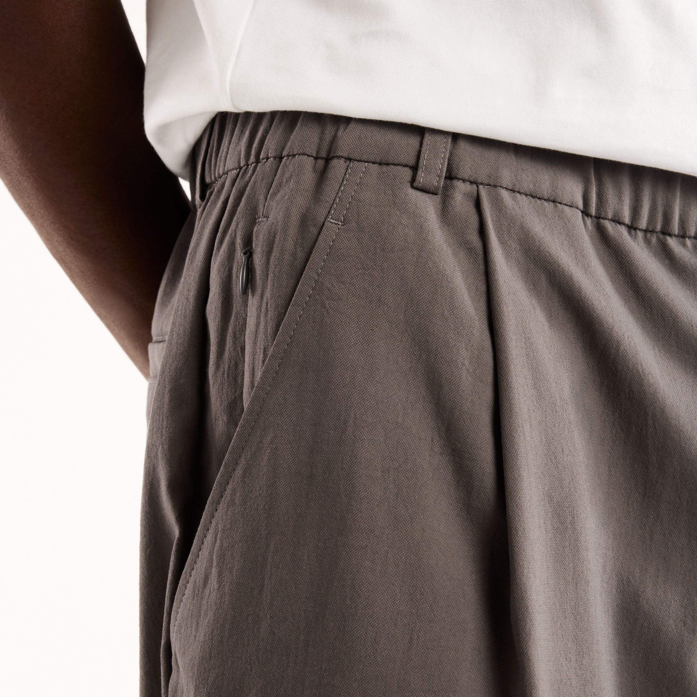 Nelson is wearing size M and is 5'4.5"/164cm. Chest: 34.75"/88cm, Waist: 29"/74cm, Hips: 35.5"/90cm