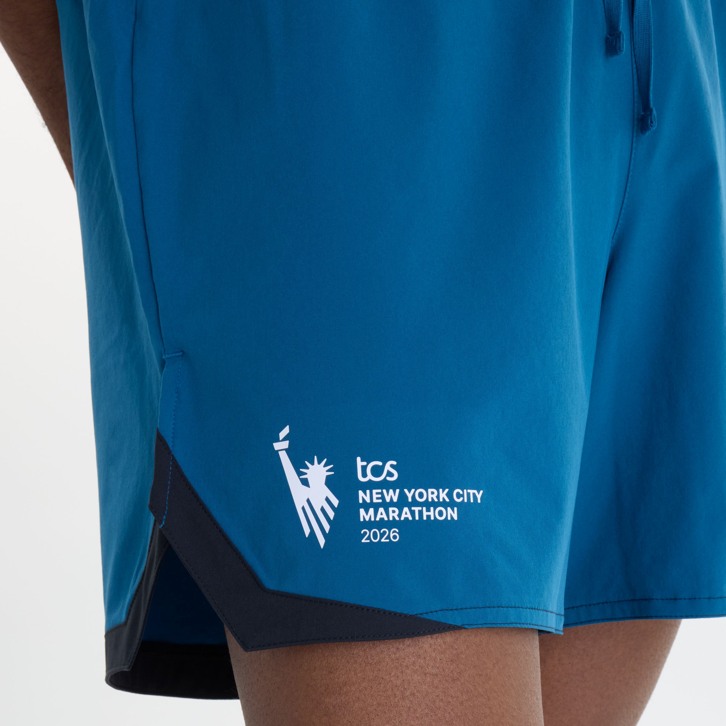 Glad is wearing size M and is 6'1"/ 185cm. Waist: 29"/74cm