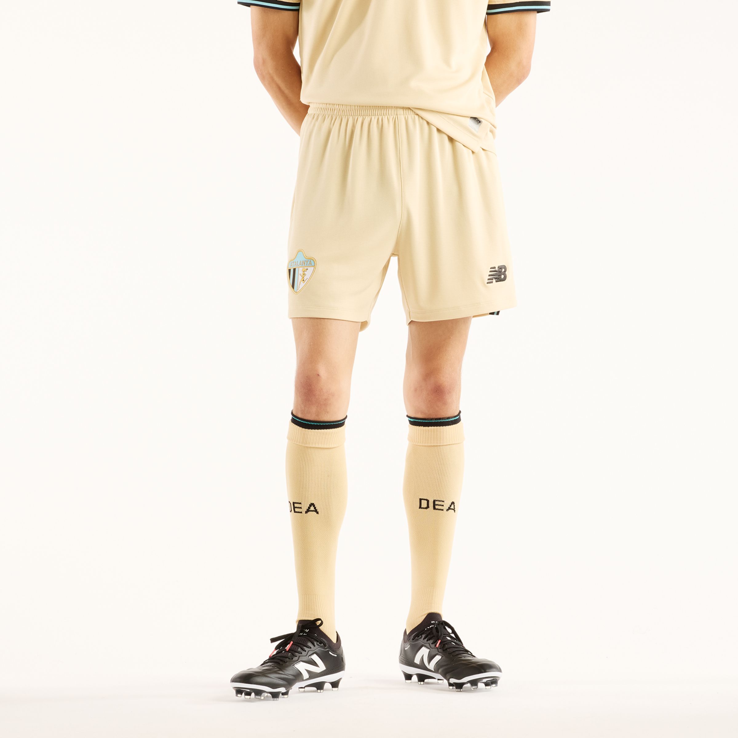 Felix tr&auml;gt Gr&ouml;&szlig;e M und ist 6'/183cm gro&szlig;. Brust : 36.5"/93cm, Taille : 30.5"/78cm, H&uuml;fte : 36.5"/93cm