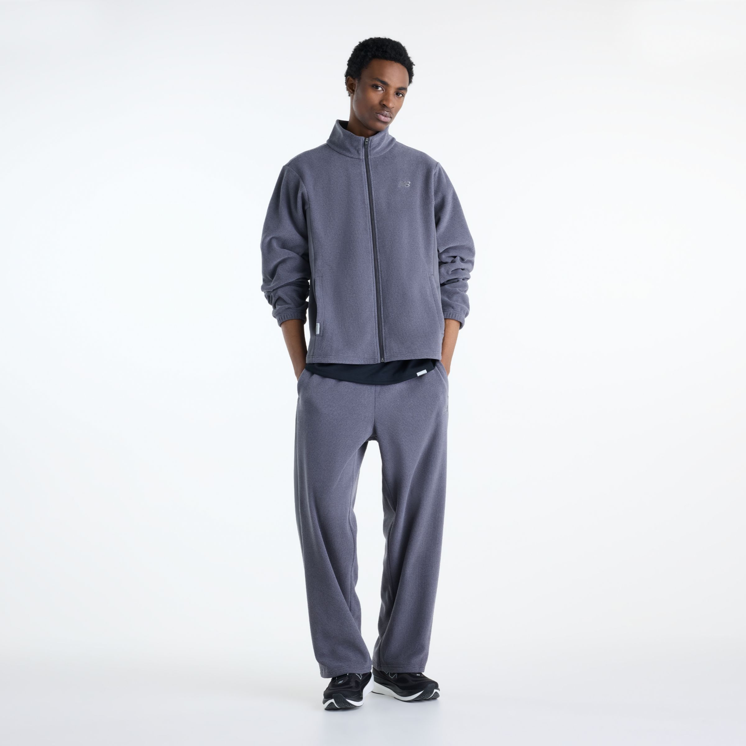 Javo is wearing size M and is 6'1"/188cm. Chest: 29.14"/74cm, Waist: 28"/71cm, Hips: 33.9"/86cm