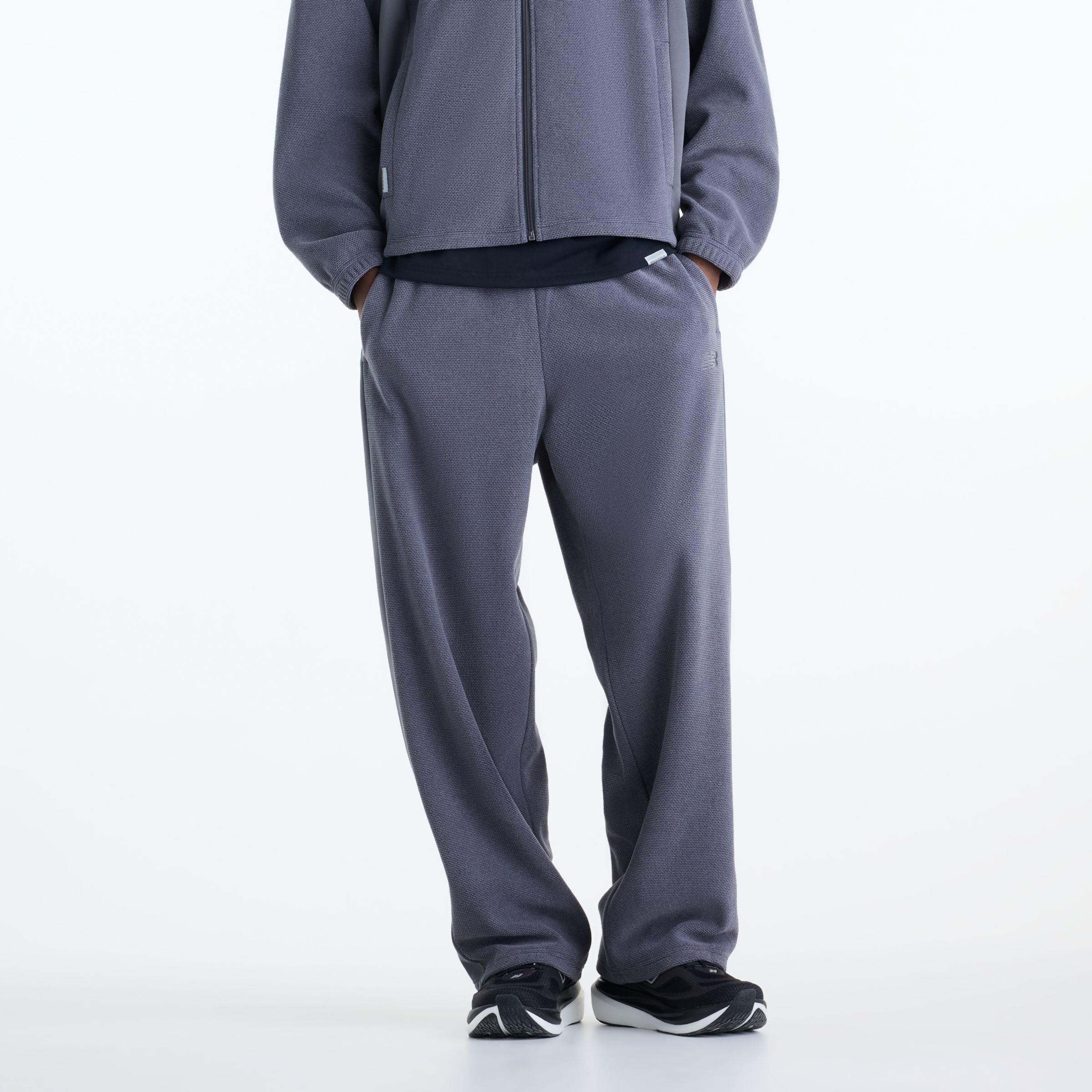 Javo is wearing size M and is 6'1"/188cm. Chest: 29.14"/74cm, Waist: 28"/71cm, Hips: 33.9"/86cm