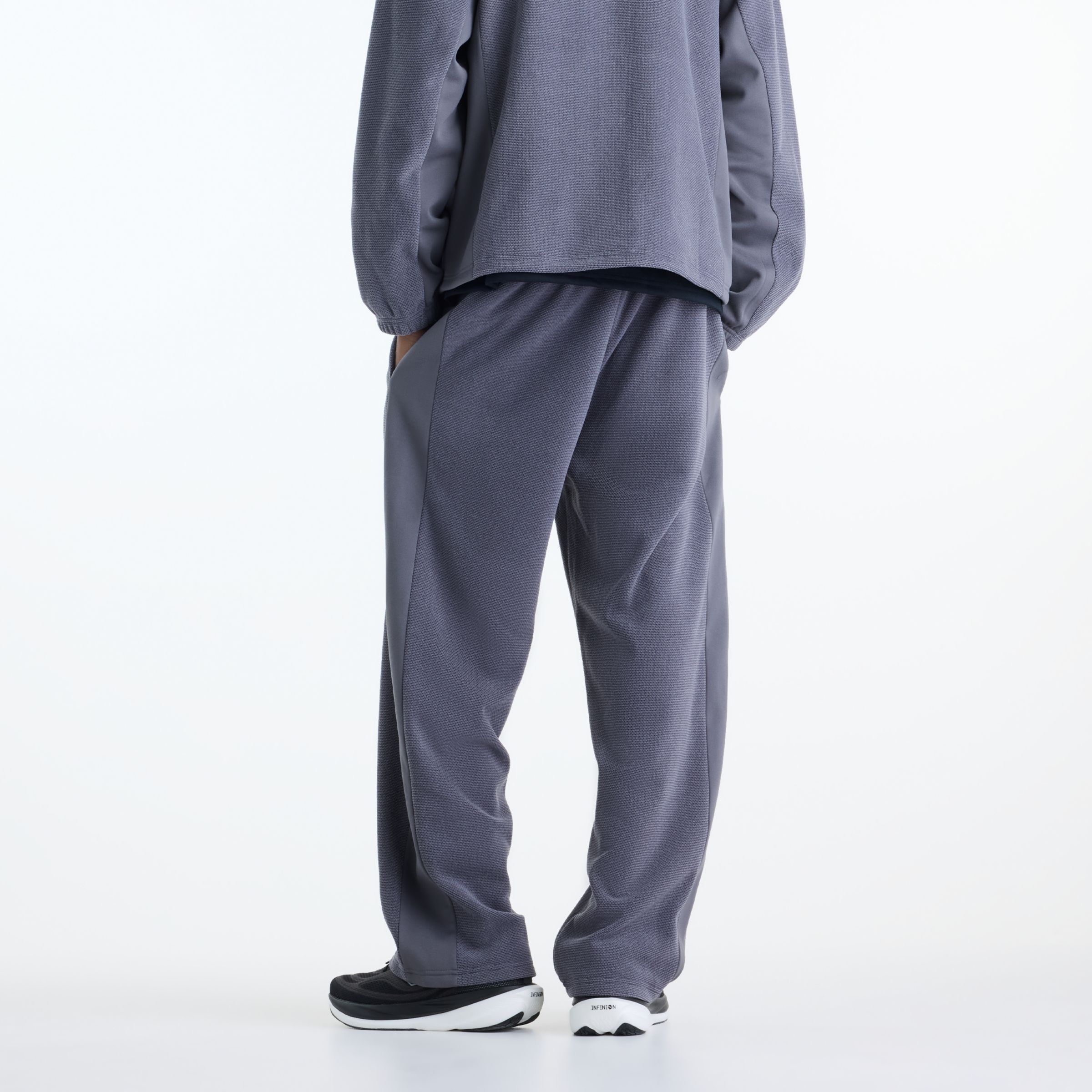 Javo is wearing size M and is 6'1"/188cm. Chest: 29.14"/74cm, Waist: 28"/71cm, Hips: 33.9"/86cm