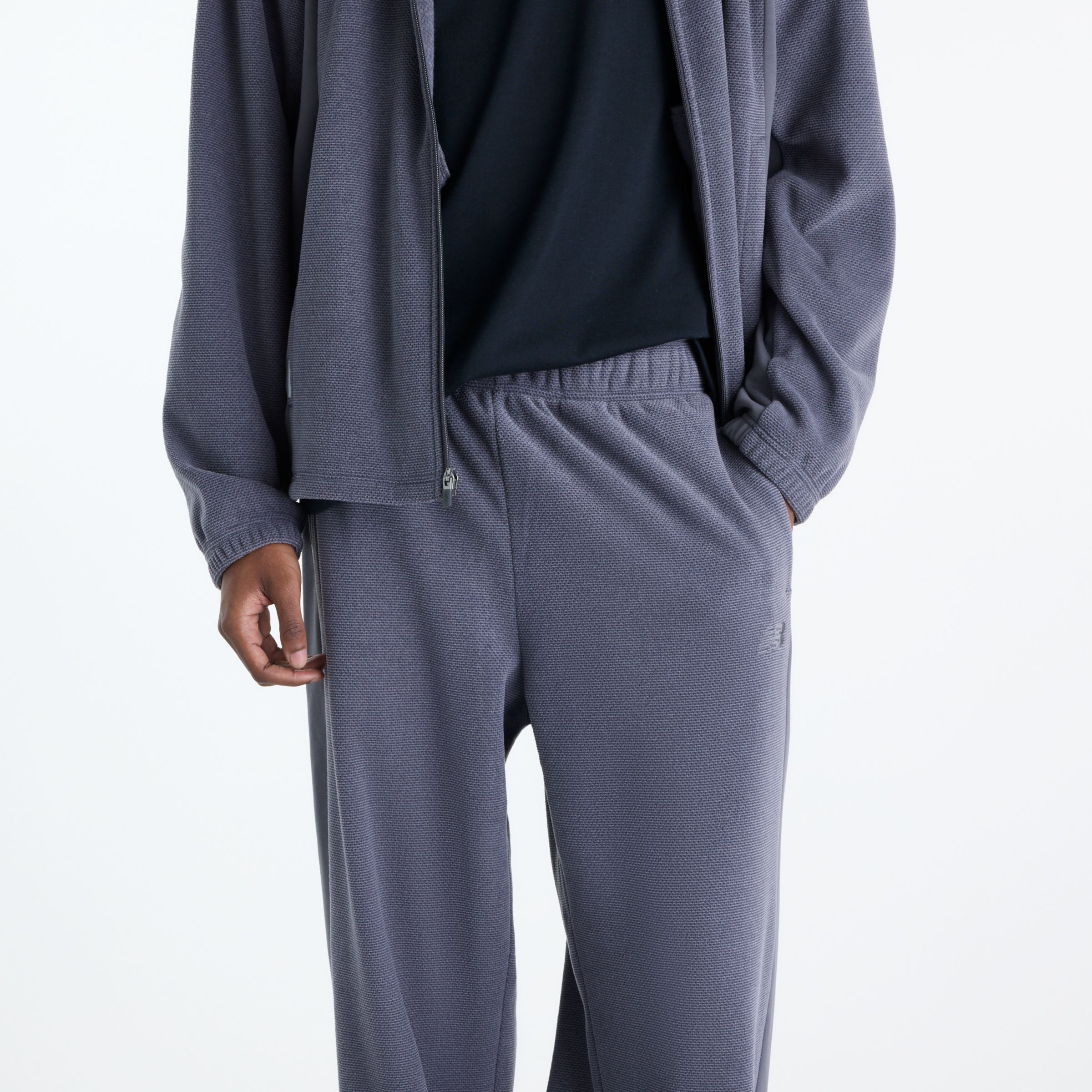 Javo is wearing size M and is 6'1"/188cm. Chest: 29.14"/74cm, Waist: 28"/71cm, Hips: 33.9"/86cm