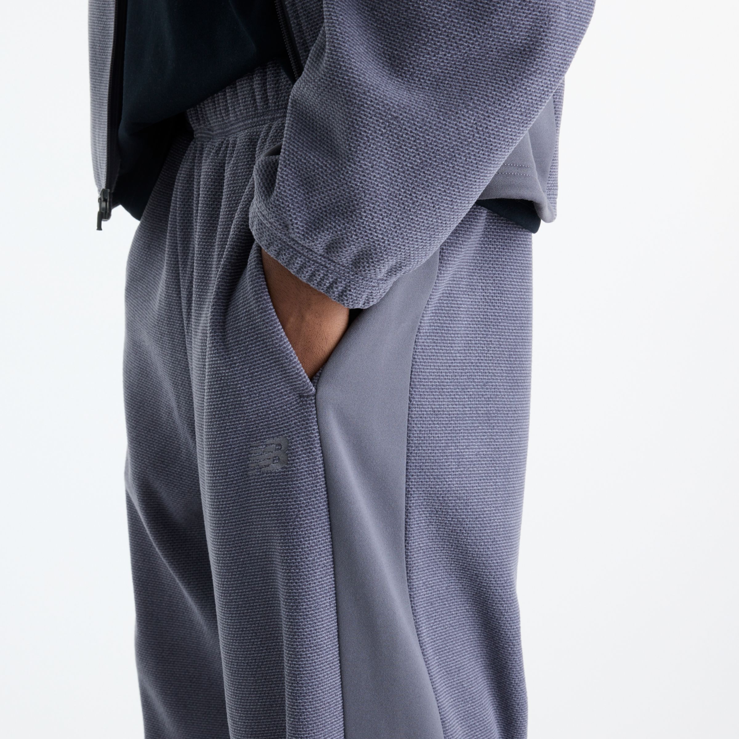 Javo is wearing size M and is 6'1"/188cm. Chest: 29.14"/74cm, Waist: 28"/71cm, Hips: 33.9"/86cm