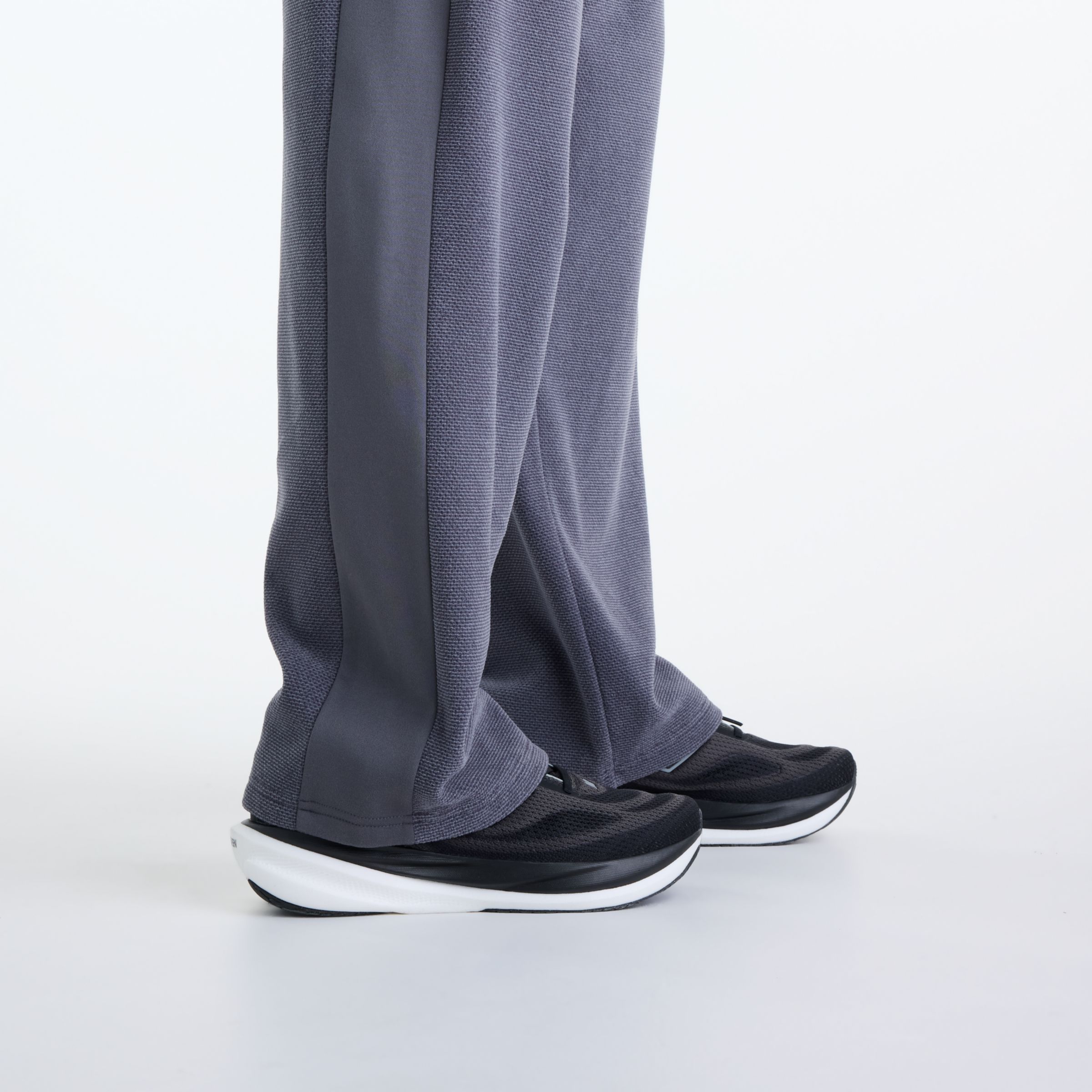 Javo is wearing size M and is 6'1"/188cm. Chest: 29.14"/74cm, Waist: 28"/71cm, Hips: 33.9"/86cm