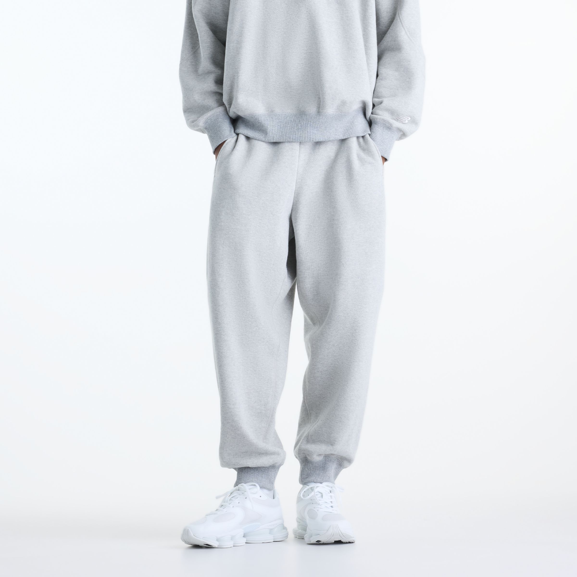 Javo is wearing size M and is 6'1"/188cm. Chest: 29.14"/74cm, Waist: 28"/71cm, Hips: 33.9"/86cm