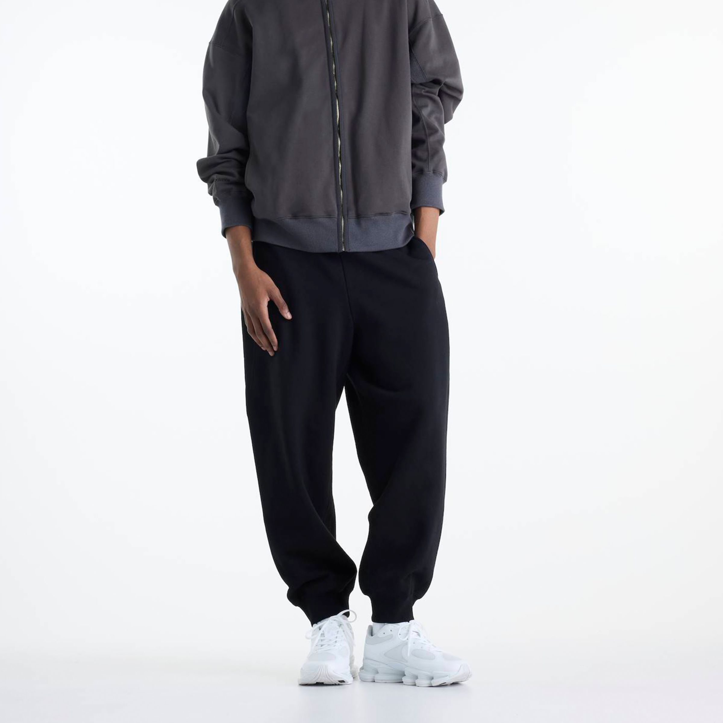 Javo is wearing size M and is 6'1"/188cm. Chest: 29.14"/74cm, Waist: 28"/71cm, Hips: 33.9"/86cm