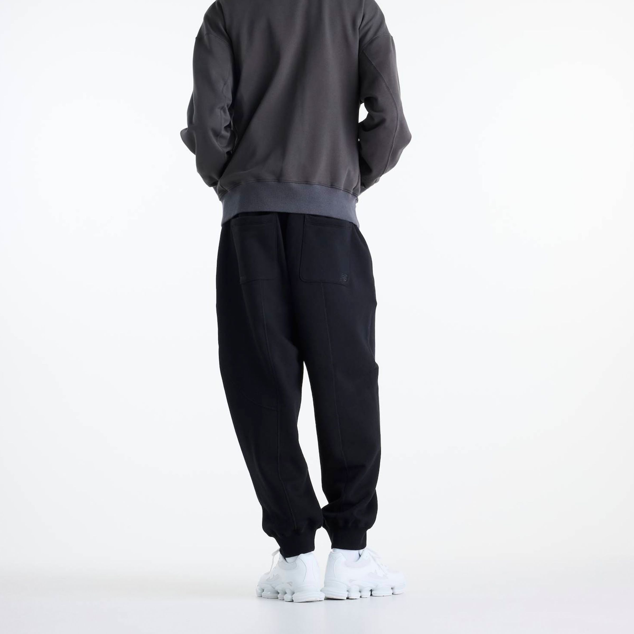 Javo is wearing size M and is 6'1"/188cm. Chest: 29.14"/74cm, Waist: 28"/71cm, Hips: 33.9"/86cm